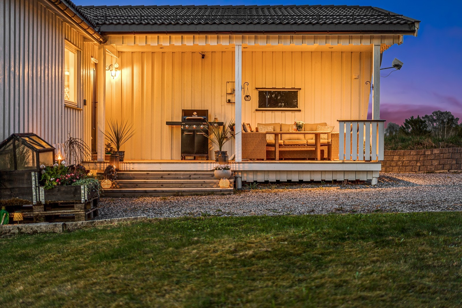 Uteområdet er lettstelt og gir rom for både lek og avkobling. Galleribilde