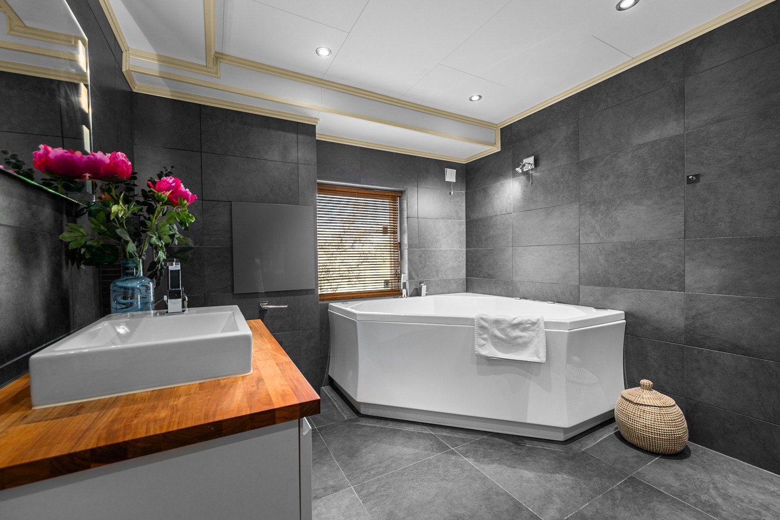 Bad med spafølelse! Dette badet ligger i underetasjen og er et stort rom med både badekar og dusjhjørne. Galleribilde