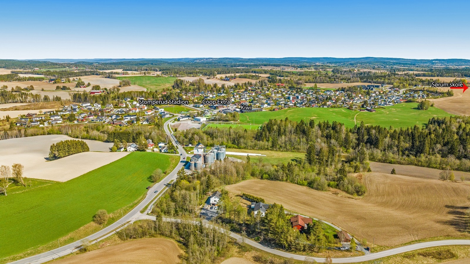 Det er kort vei til butikkene på Lørenfallet, samt Stomperud Stadion med fotball- og friidrettsanlegg. Galleribilde