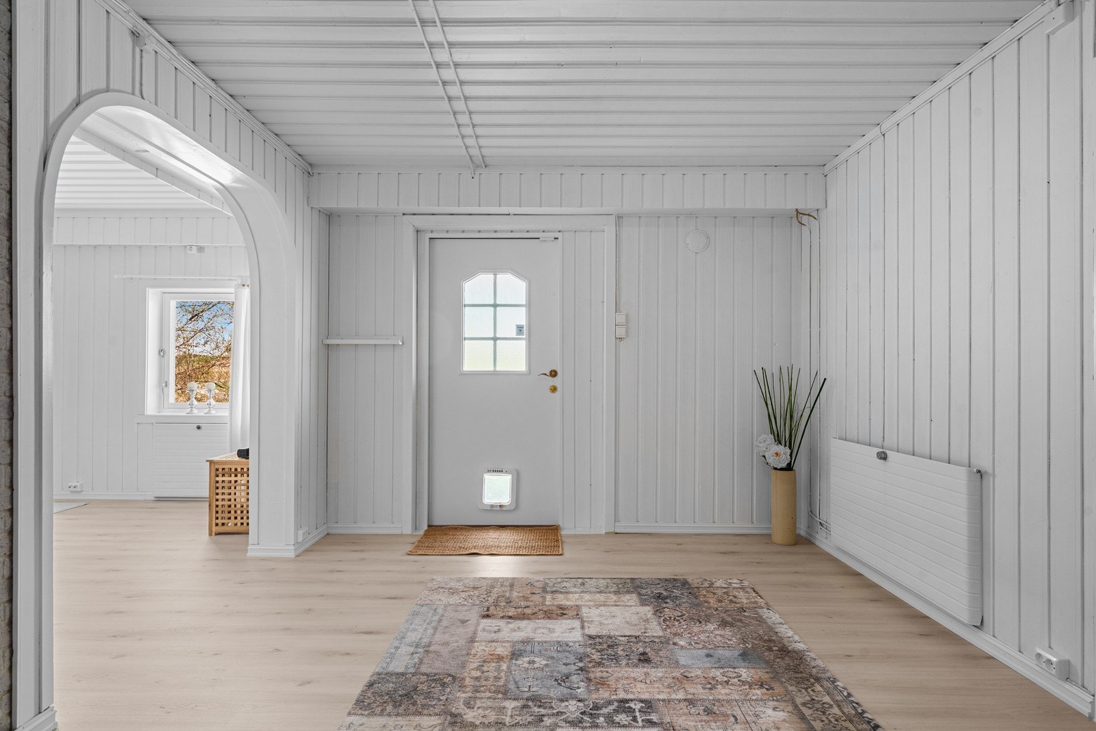 I underetasjen kommer du inn i et lyst rom med egen utgang. Galleribilde