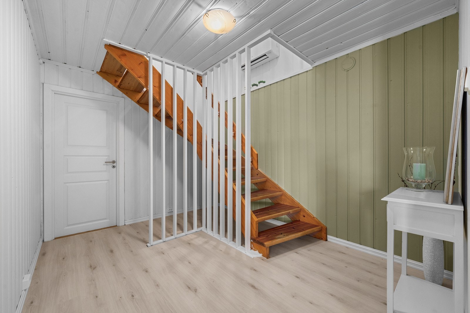 Boligen har montert varmepumpe (2024) i trapp for effektiv temperaturregulering i boligen. I tillegg har deler av underetasjen varmefolie, samt radiatorer. Galleribilde
