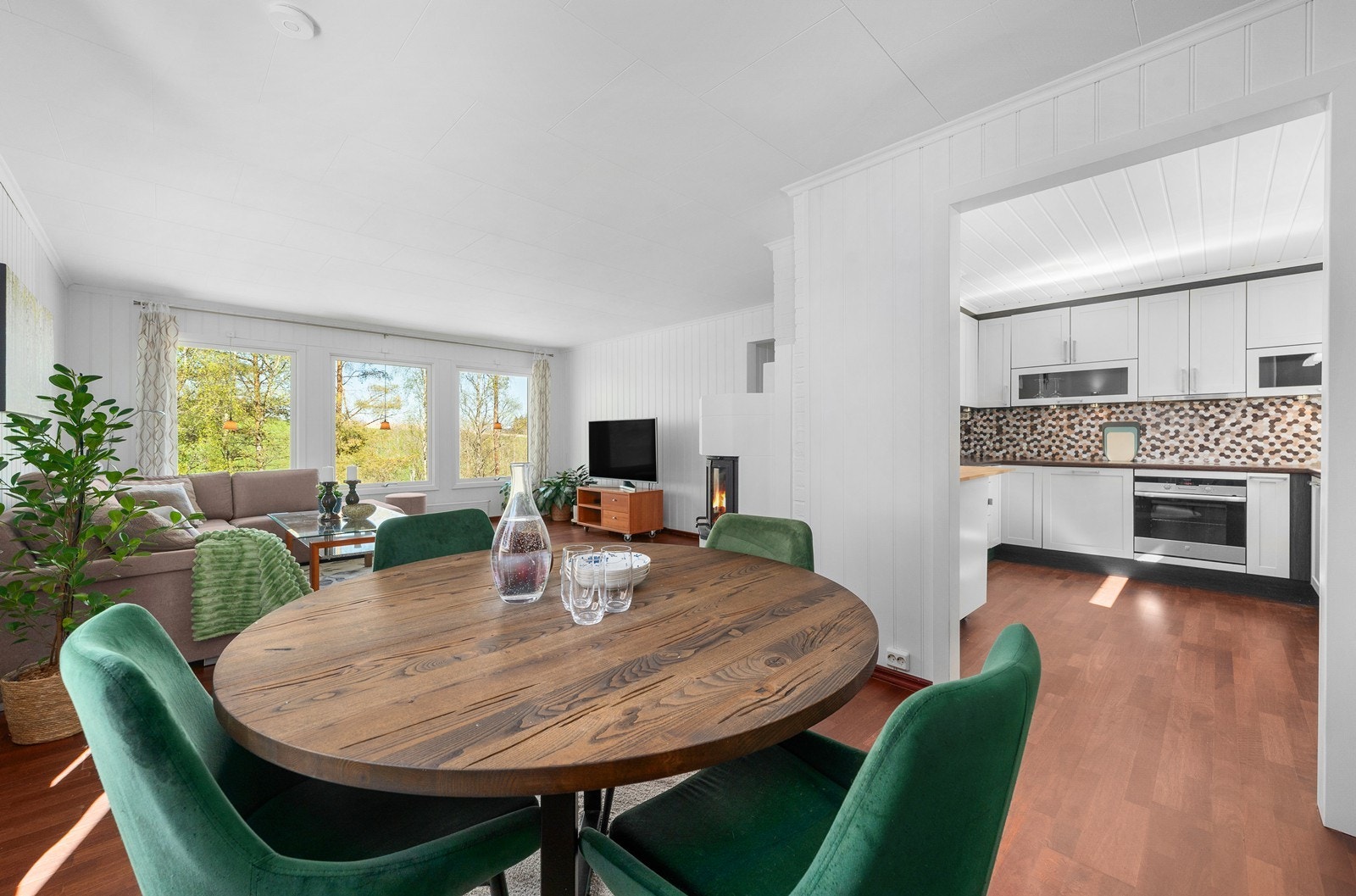 God plass til stort spisebord med kort vei til både kjøkken og stue. Galleribilde