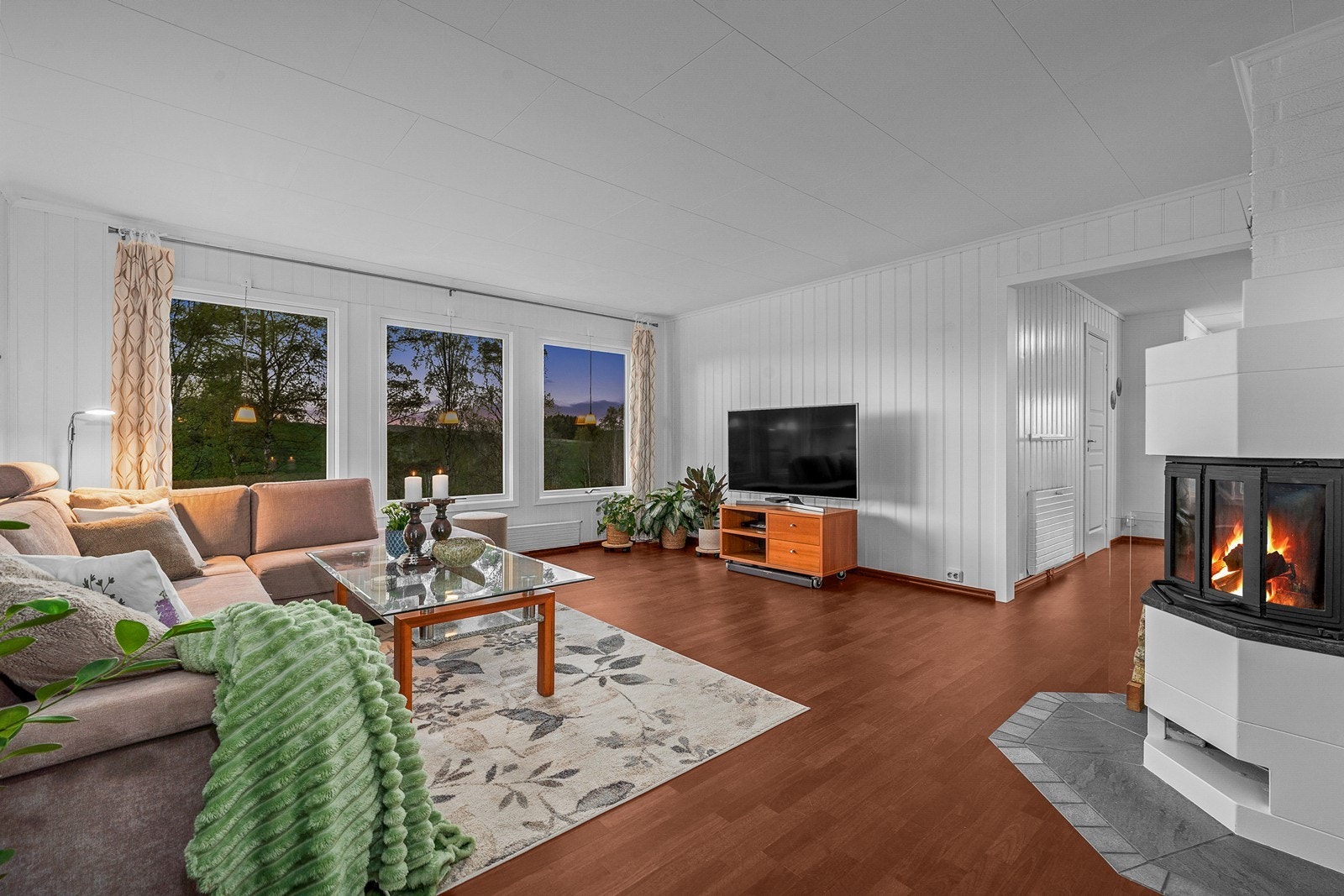 Dette er en innholdsrik enebolig over to plan, med en landlig og usjenert beliggenhet rett ved Lørenfallet i Lillestrøm kommune. Galleribilde