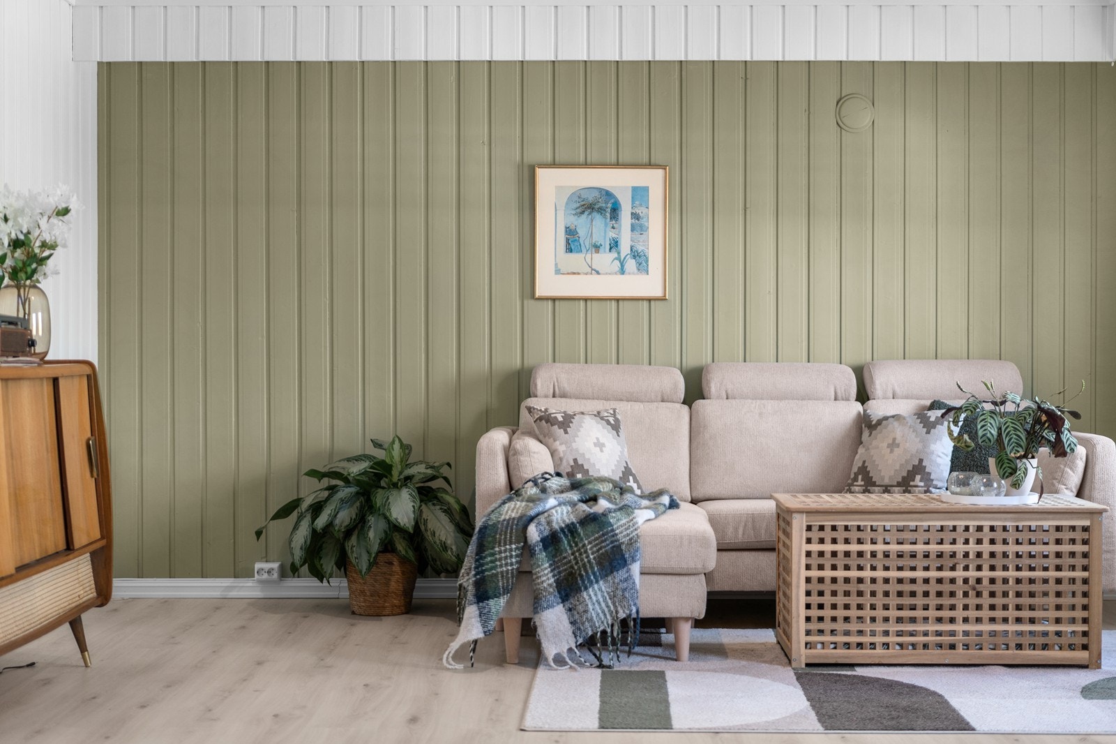 Vegger med trepanel og gulv av laminat. Galleribilde