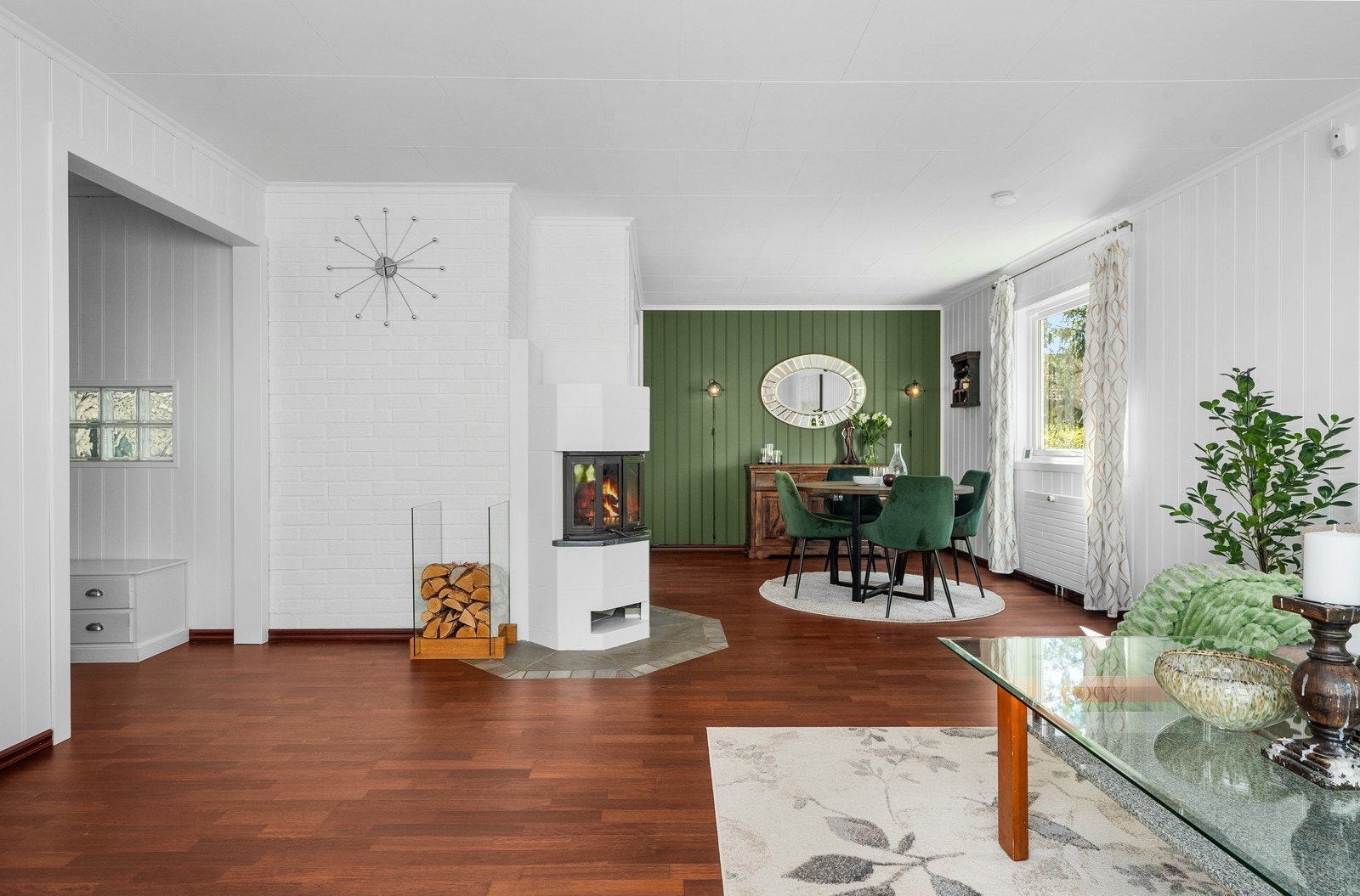 Det er en delvis åpen løsning inn mot kjøkken og eget spisebord. Galleribilde