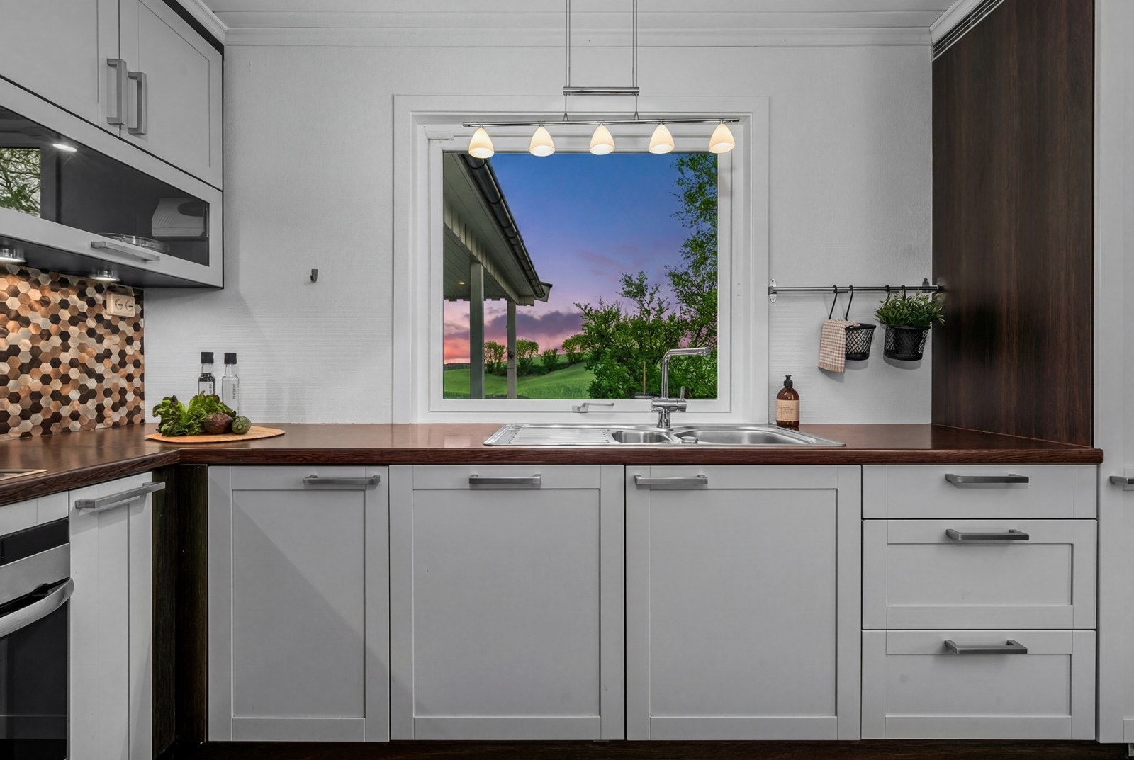 Fra kjøkkenvinduet ser du ut over det åpne landskapet. Galleribilde
