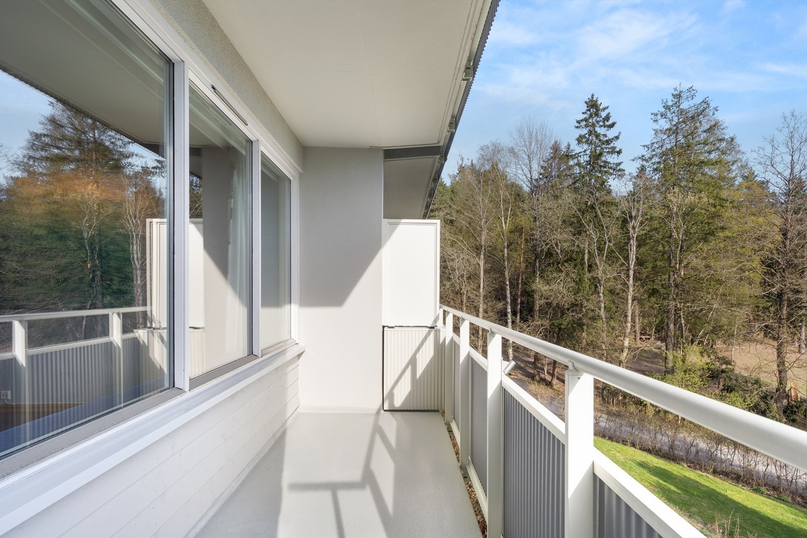 Balkongen er en solid konstruksjon i betong og metall. Galleribilde