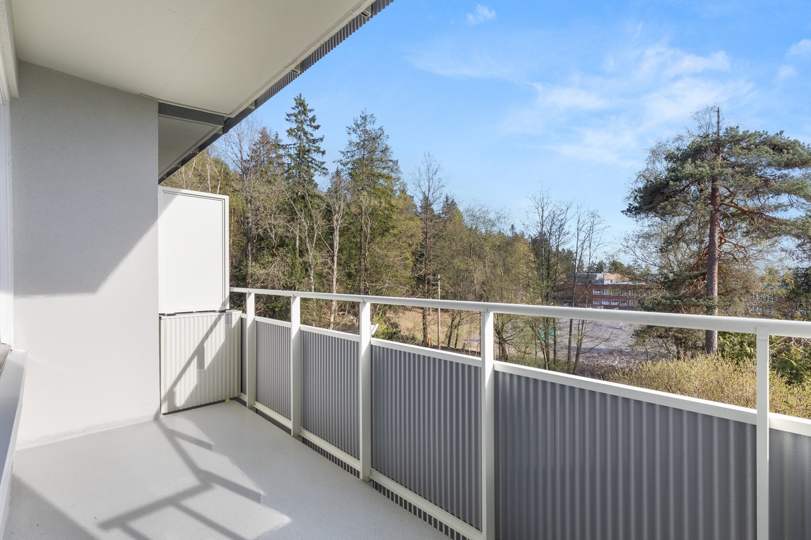 Fra stuen er det utgang til en balkong på 5 m² med utsikt mot grønne fellesarealer. Her er det god plass til en sittegruppe. Galleribilde