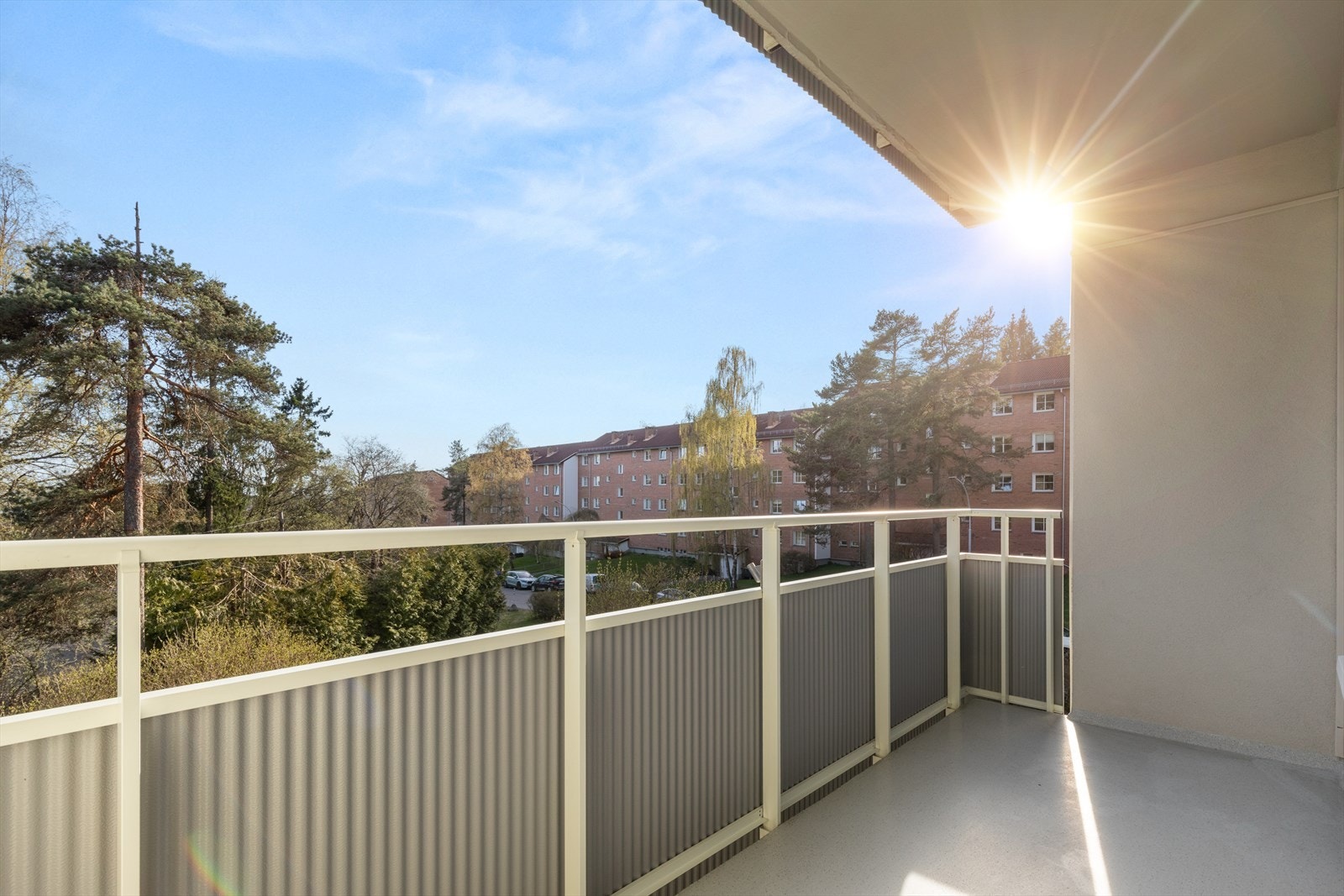 Fra balkongen ser man ut over nærområdet og fellesarealene. Galleribilde