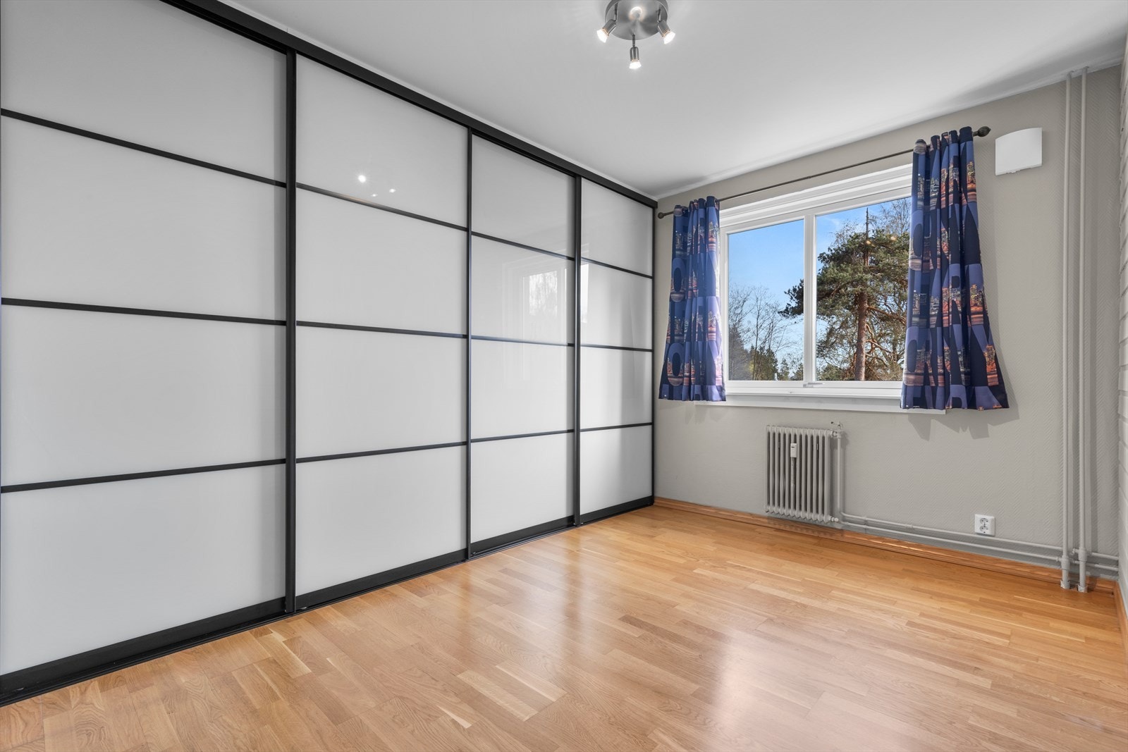 Leiligheten har en god planløsning med parkett på gulv i oppholdsrom. Oppvarming skjer via sentralvarme med radiatorer. Galleribilde