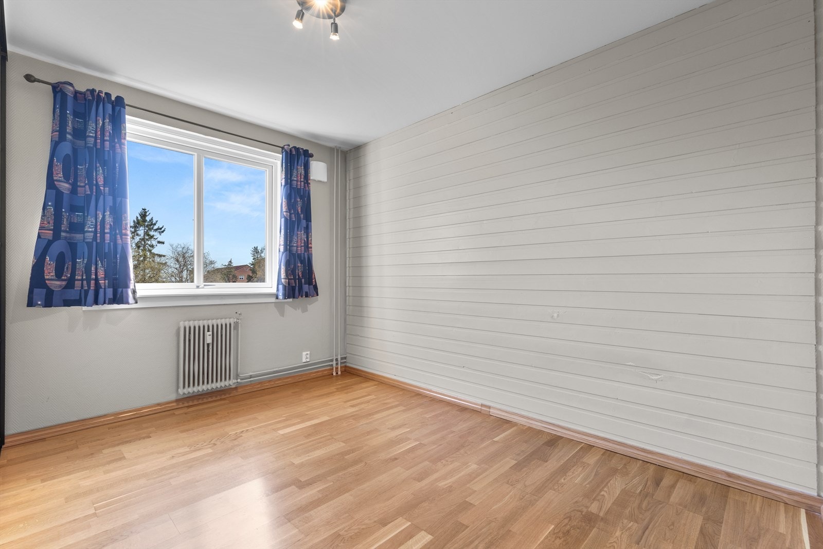 Leiligheten har vinduer med isolerglass, hvorav noen er fra 2021. Galleribilde