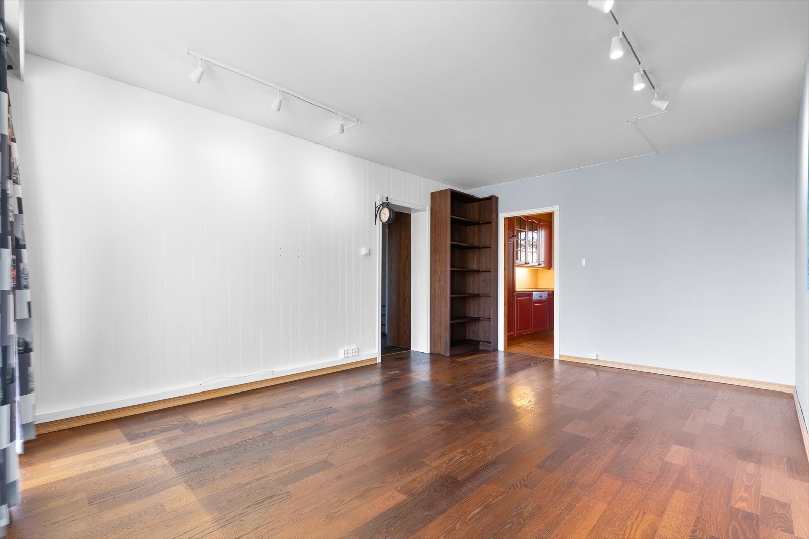 Fra stuen er det inngang til kjøkkenet. Galleribilde