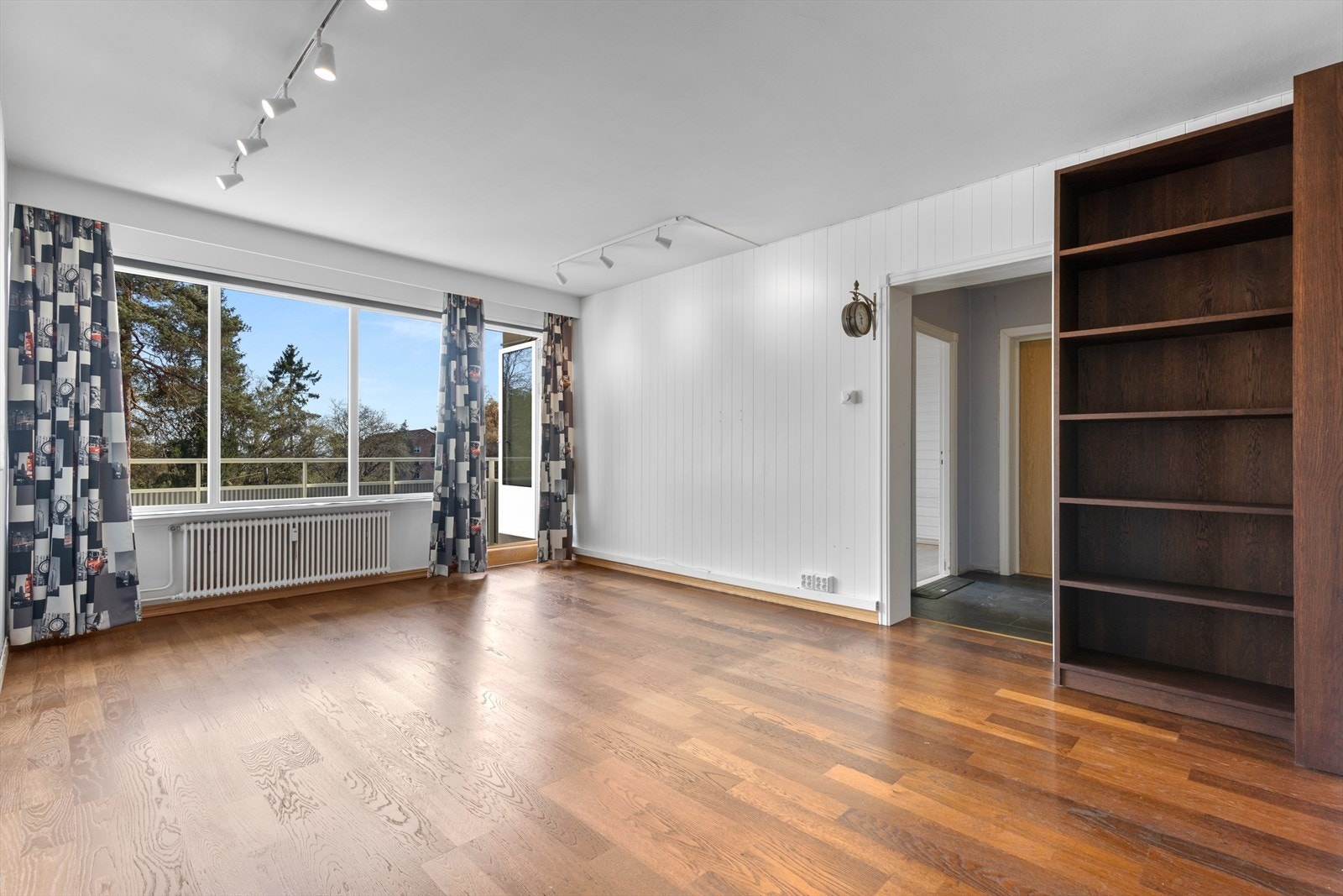 Rommet er enkelt å møblere med plass til både sofagruppe og spisebord. Galleribilde
