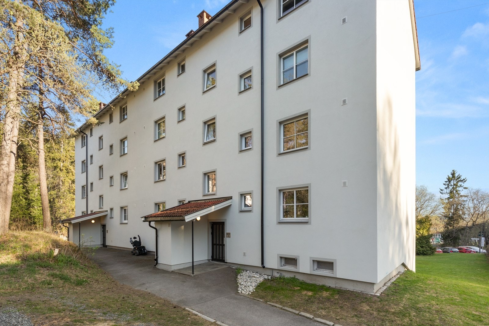 Bygget er fra 1956 og har yttervegger i pusset og malt murverk. Galleribilde