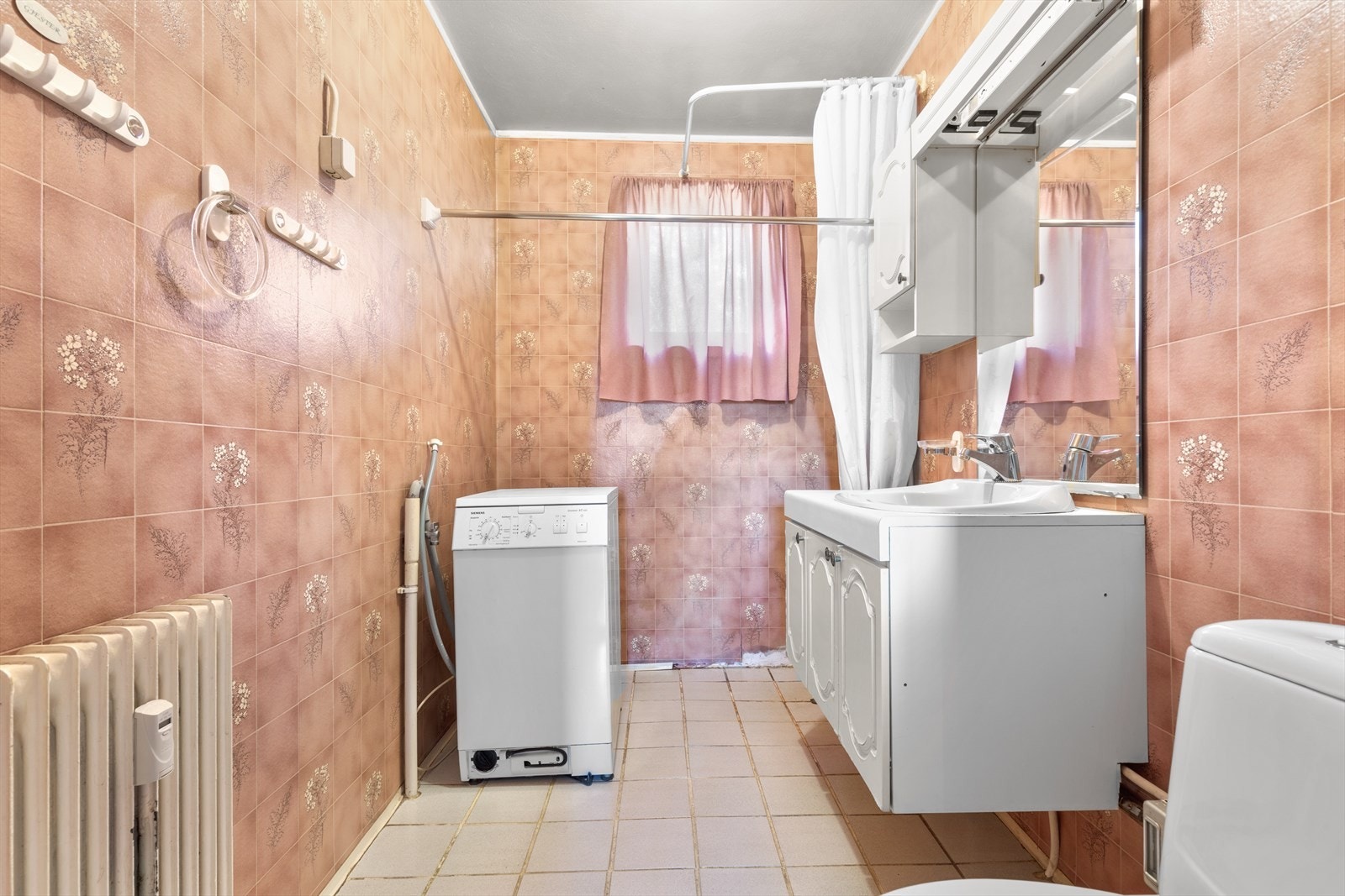Badet er utstyrt med toalett, servant med underskap og har opplegg for vaskemaskin. Galleribilde