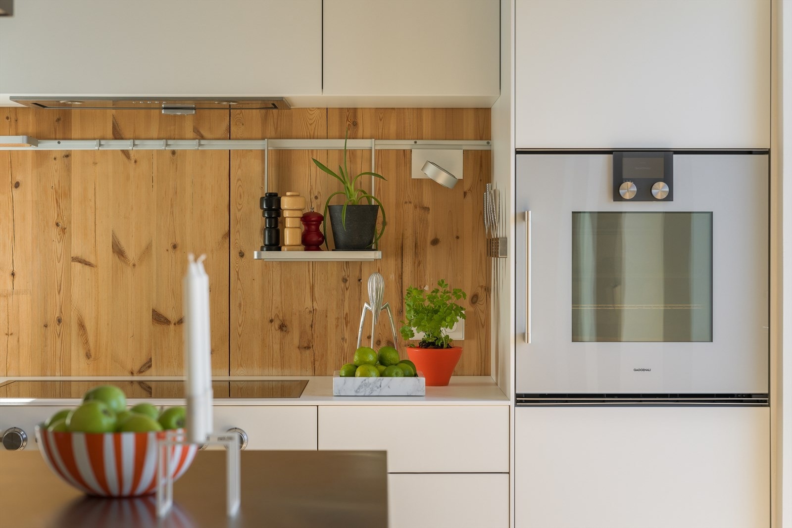 Kjøkkenet er fra Bulthaup, med glatte fronter i lyse og mørke toner som gir et elegant uttrykk. Galleribilde