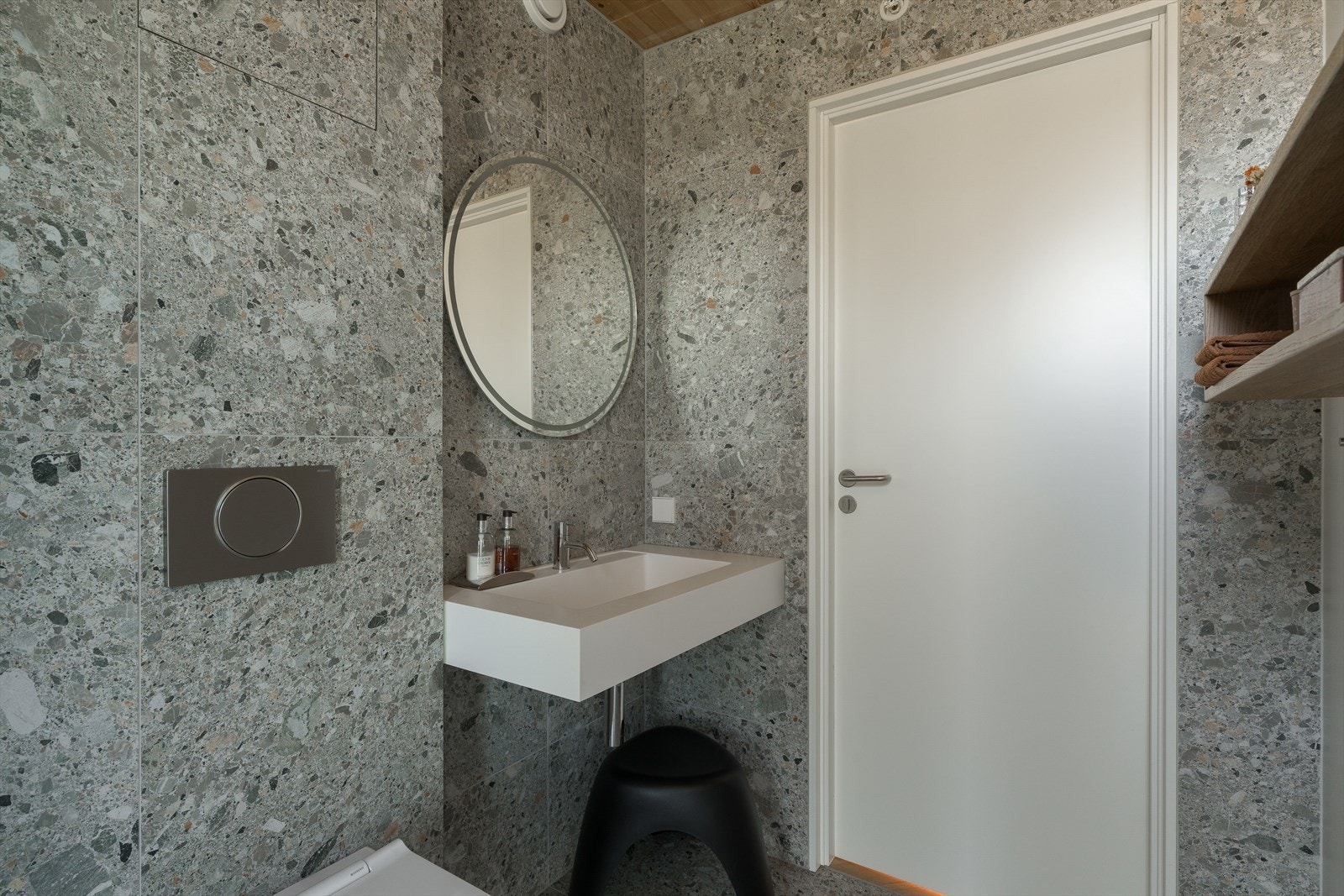 Badet ved kjøkkenet er utført i delikate farger og er helfliset med varmekabler. Galleribilde