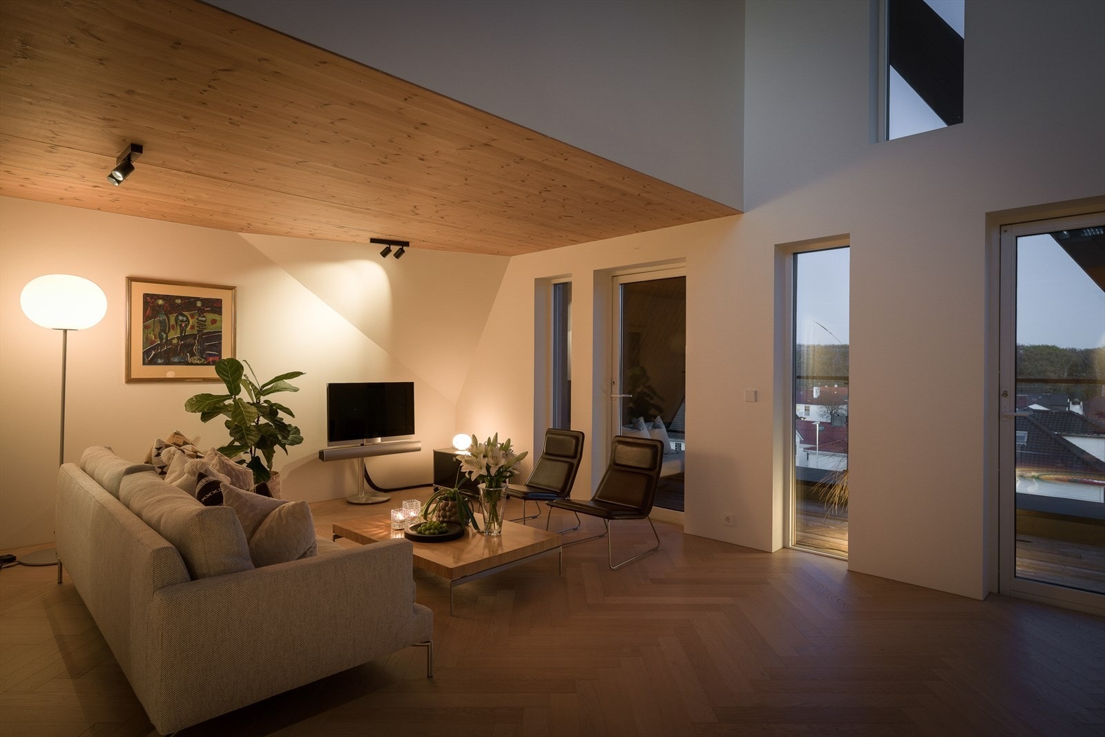 Her er det god plass til sofa og øvrig møblement. Galleribilde