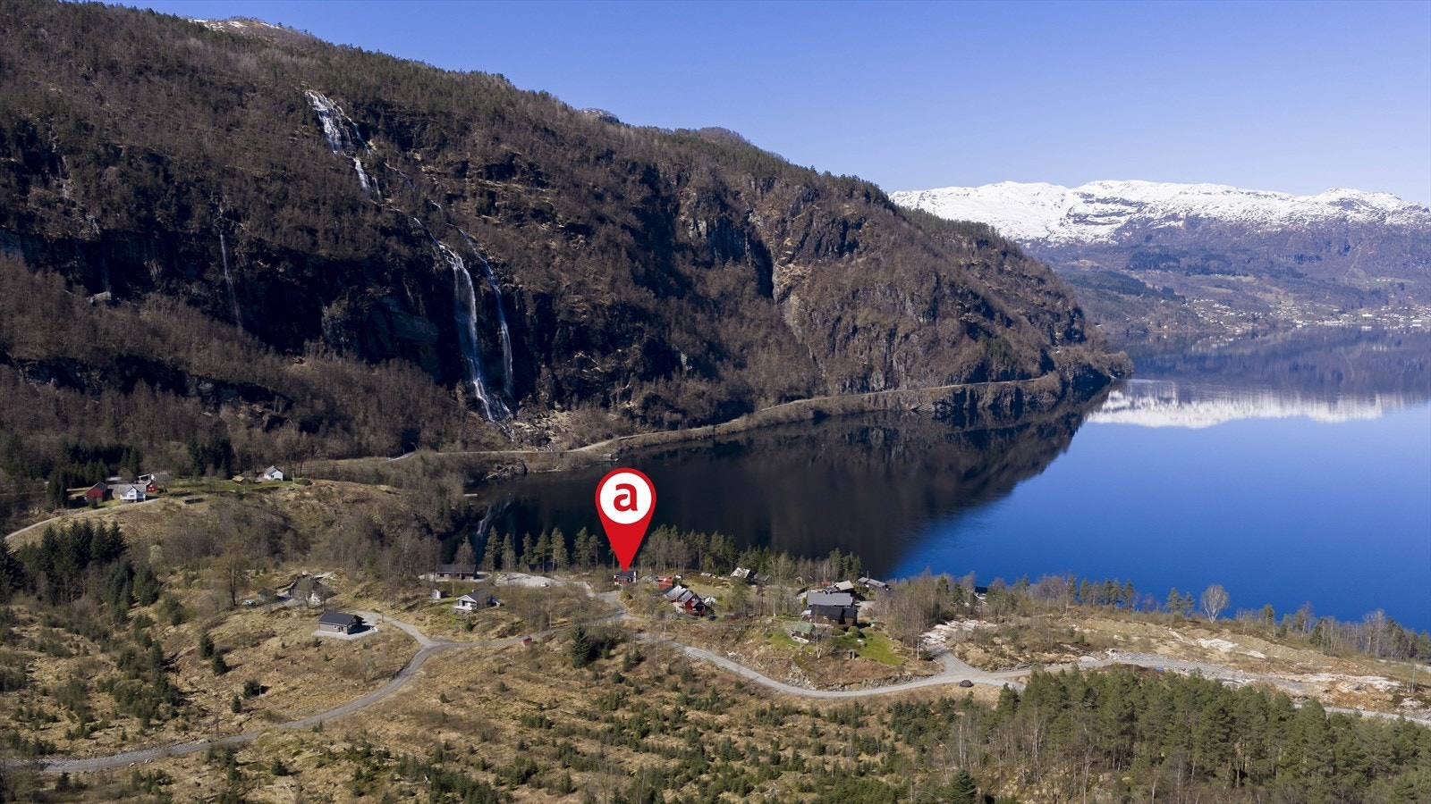 Oversikt Honganvik - Flott fossefall med "Brudesløret" til venstre Galleribilde