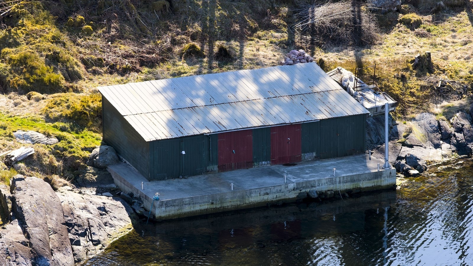 Naust - 1/4-andel , naust nr2 fra venstre medfølger hytta - 16 kvm Galleribilde