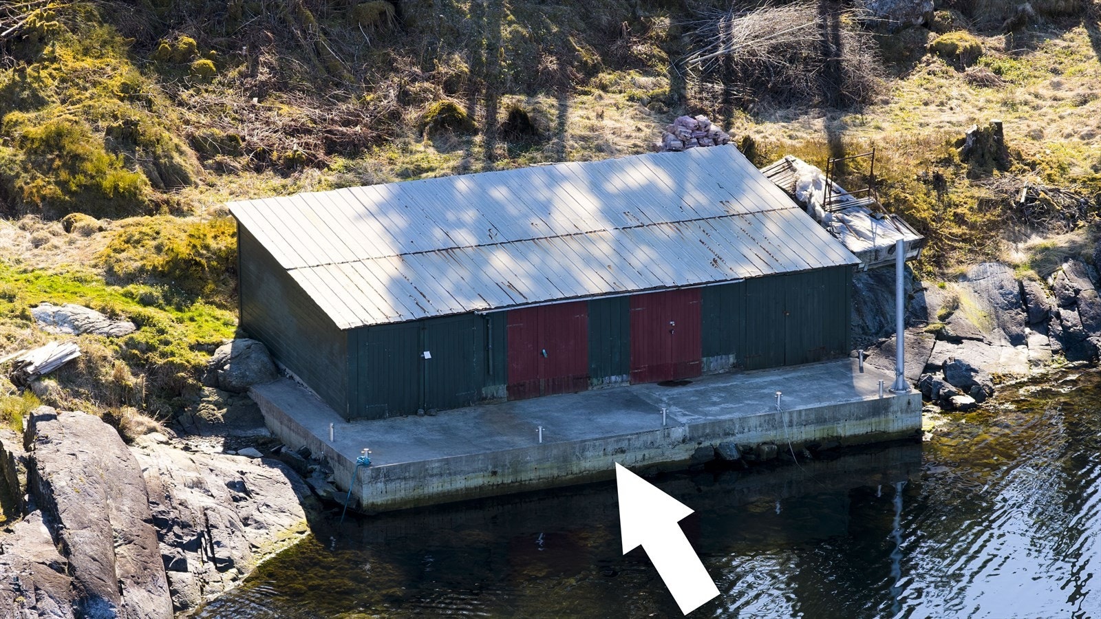 1/4-andel i naustrekke. Naust med rød dør tilhørende hytta Galleribilde
