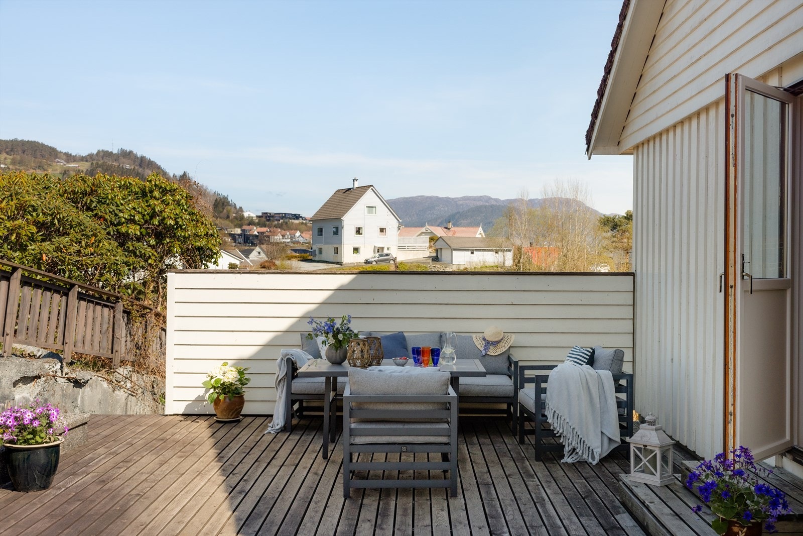 - Markterrasse på hele 33 m ² med tilkomst fra stue - Galleribilde