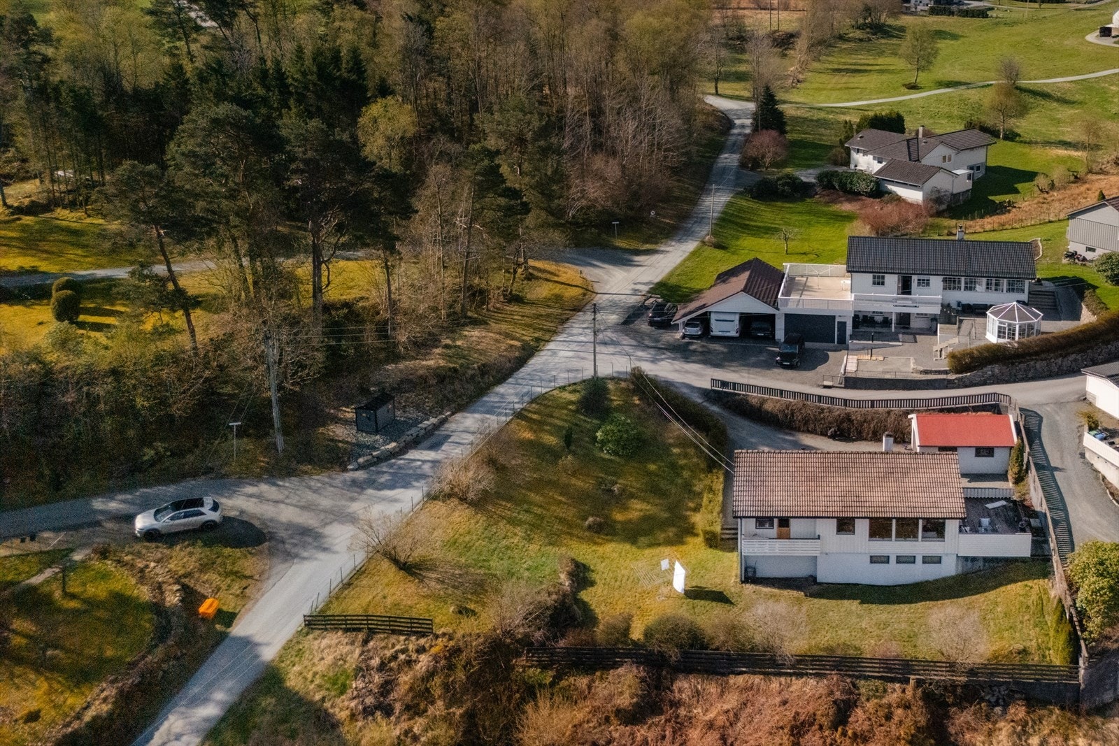 - Tomten er stor og pent opparbeidet - Galleribilde