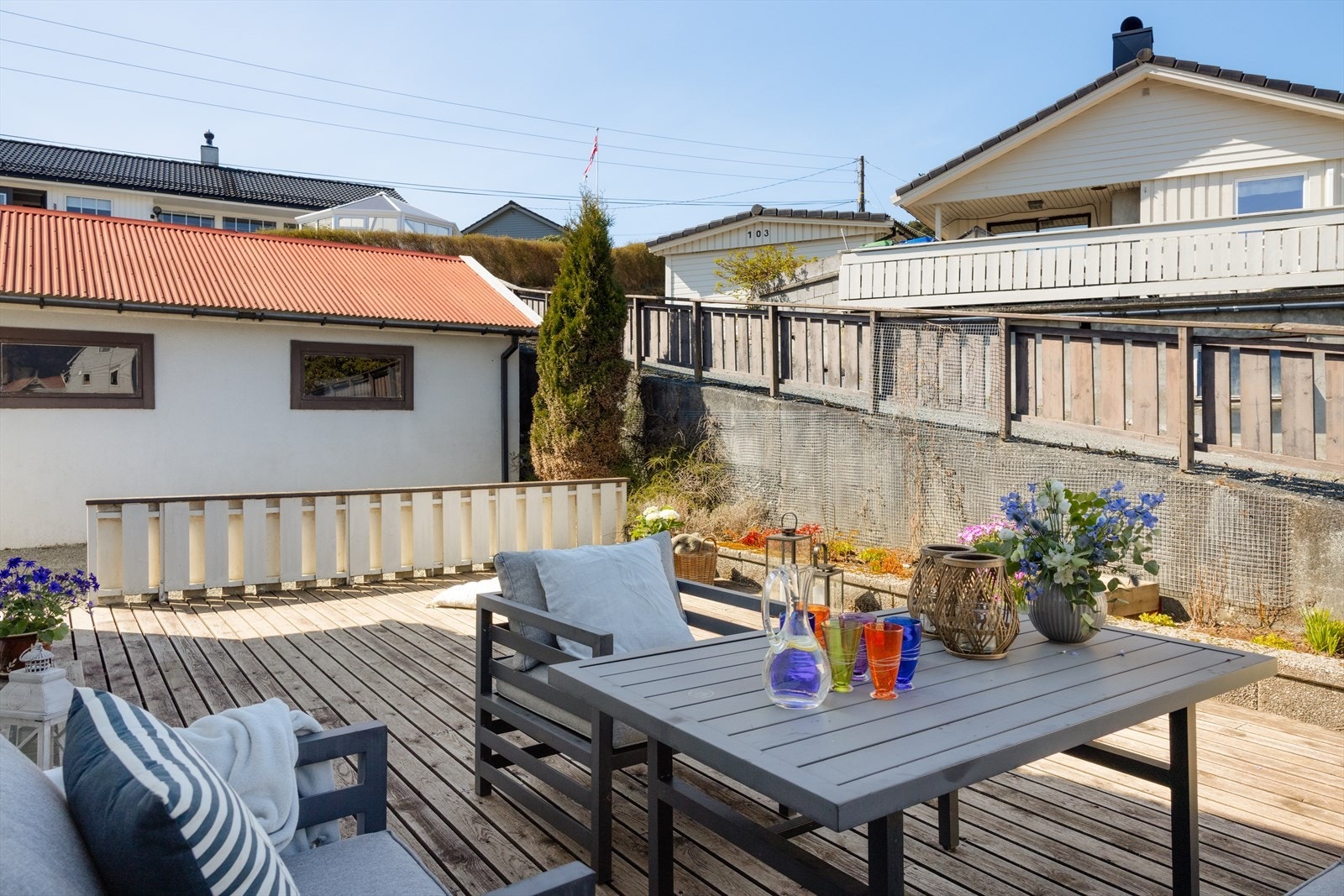 - Eneboligen har et herlig terrasseareal, veranda og en stor, flott hage - Galleribilde