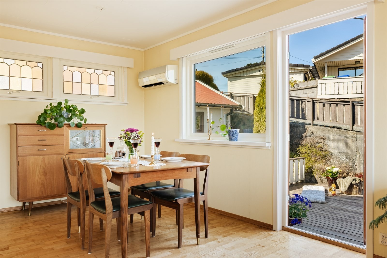 - Plass til spisegruppe, med tilkomst til terrasse - Galleribilde