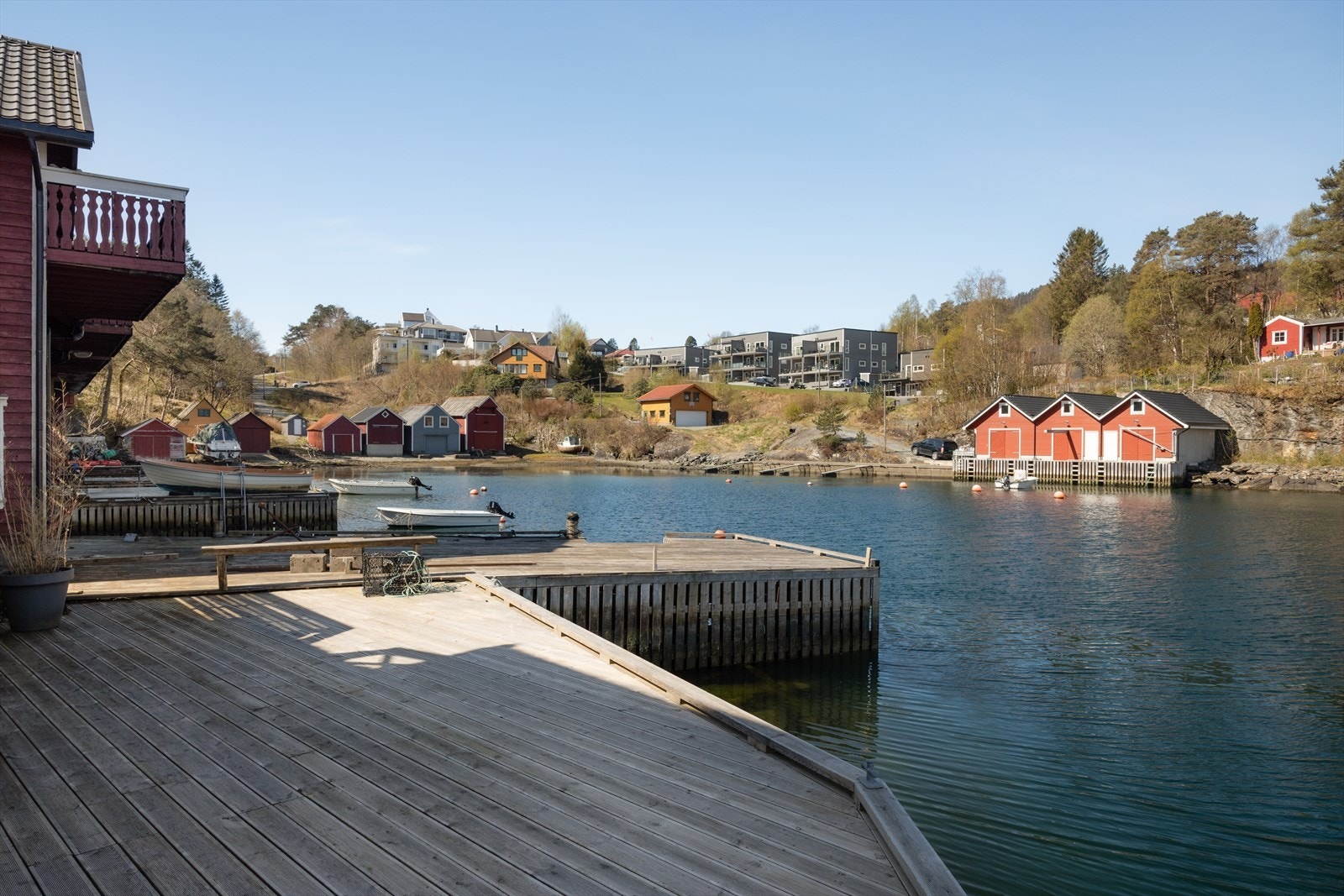 - Flere bademuligheter i Lekvenvågen, ikke langt unna boligen, perfekt for fine sommerdager - Galleribilde