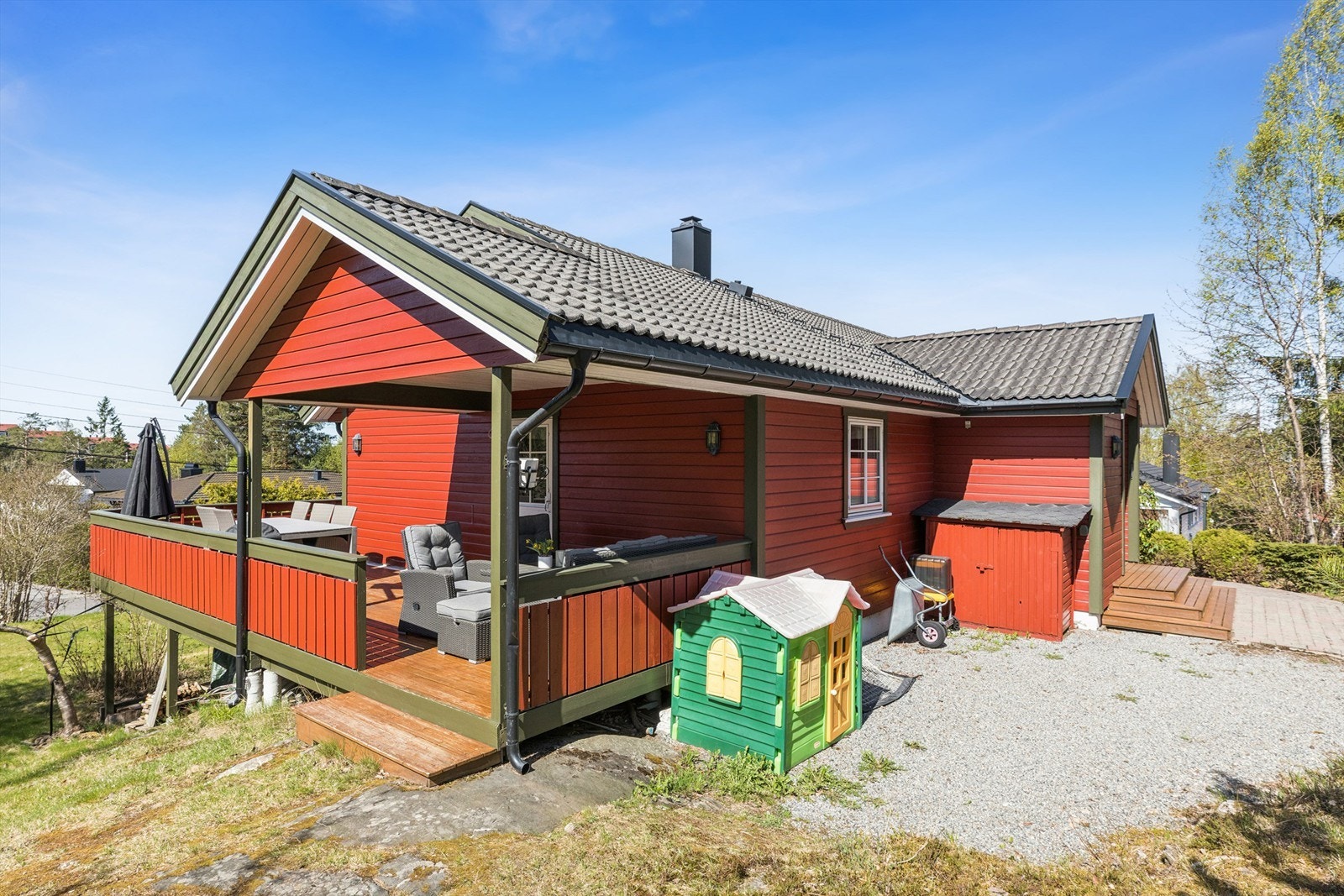 Boligen har flere uteplasser, inkludert to balkonger og en stor terrasse. Galleribilde