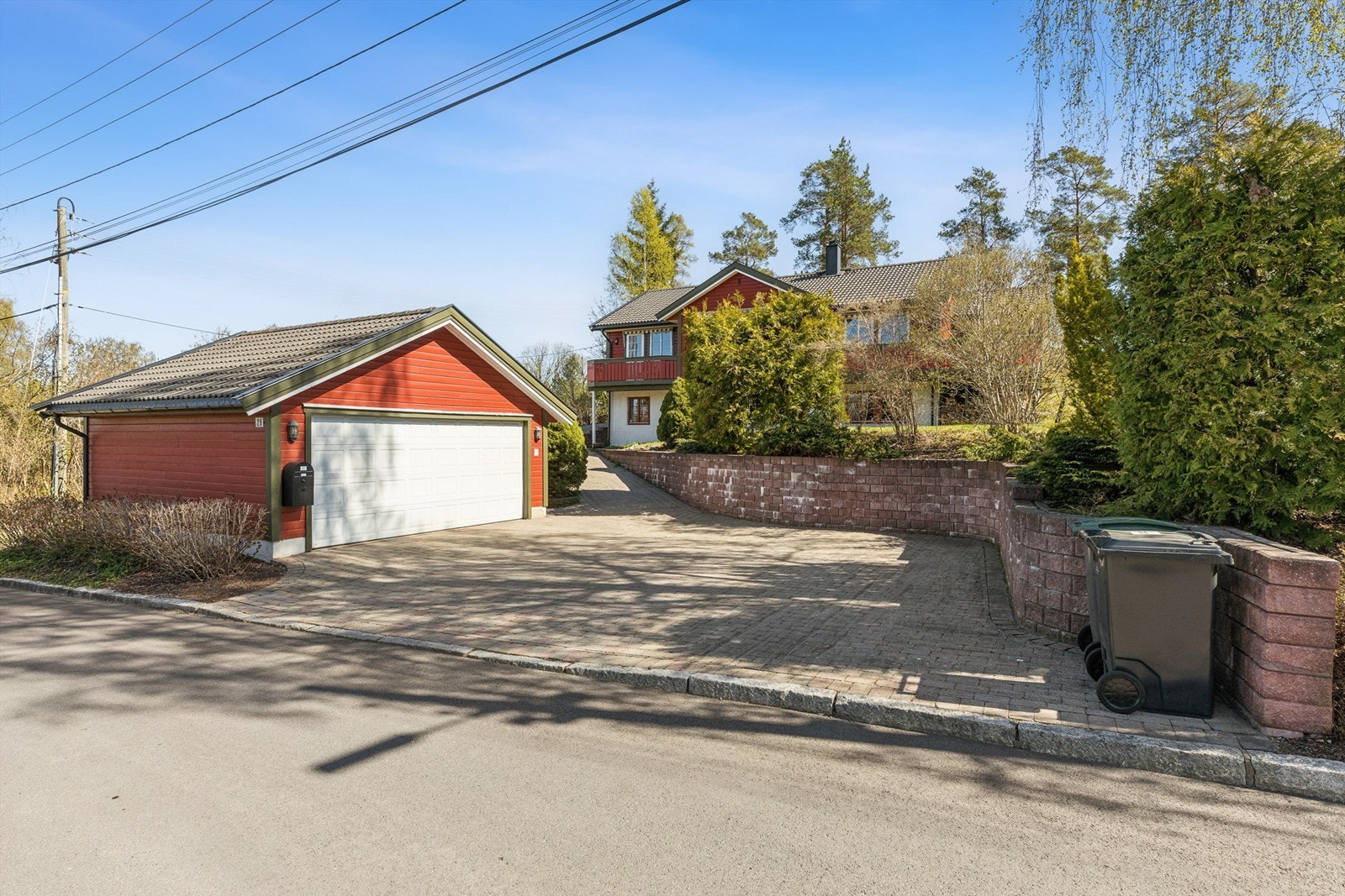 Dobbelgarasje med belegningsstein på gårdsplass og gode parkeringsmuligheter. Galleribilde