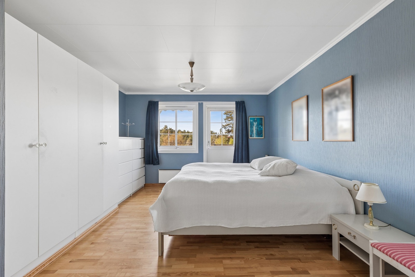 God plass til både dobbeltseng og rikelig med garderobeskap. Galleribilde