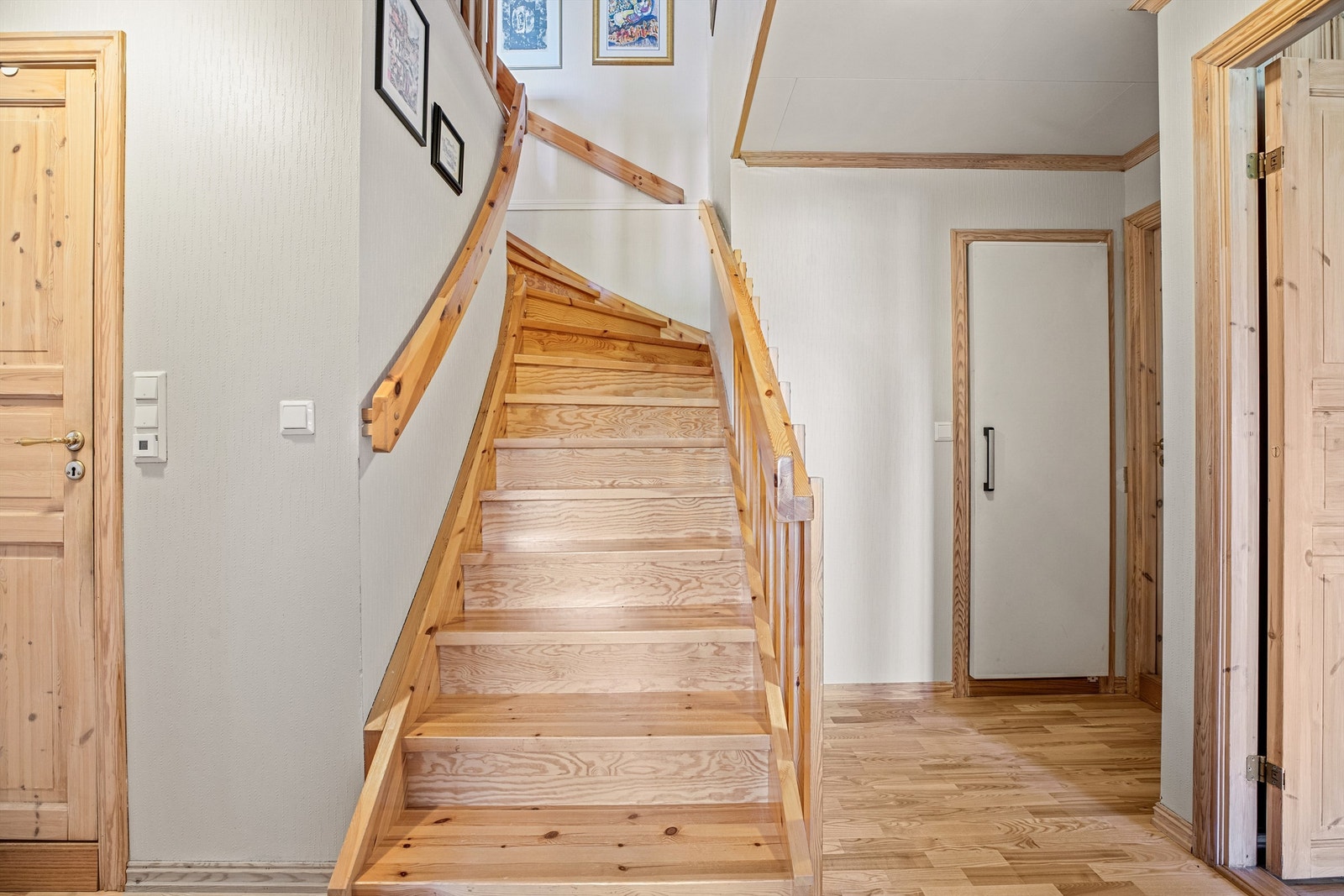 Tretrapp som forbinder de to etasjene. Galleribilde