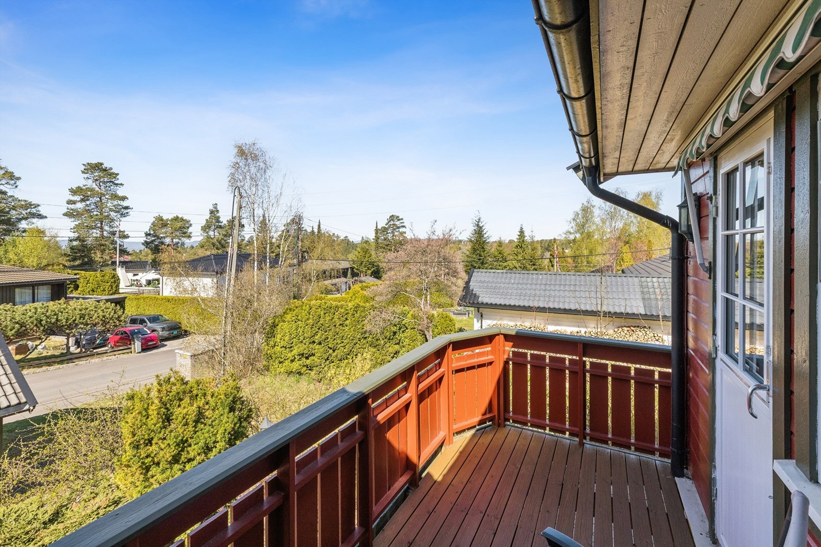 Utsikt over det rolige nabolaget fra balkongen. Galleribilde