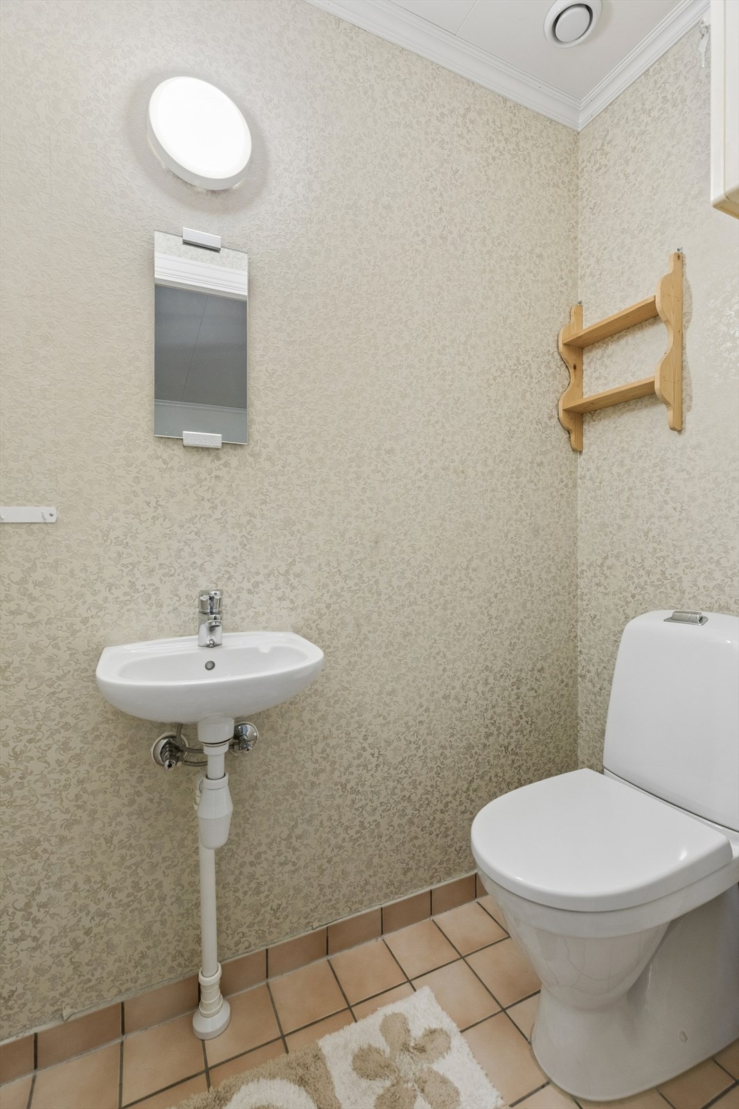 Praktisk gjestetoalett i tilknytning til entréen. Galleribilde