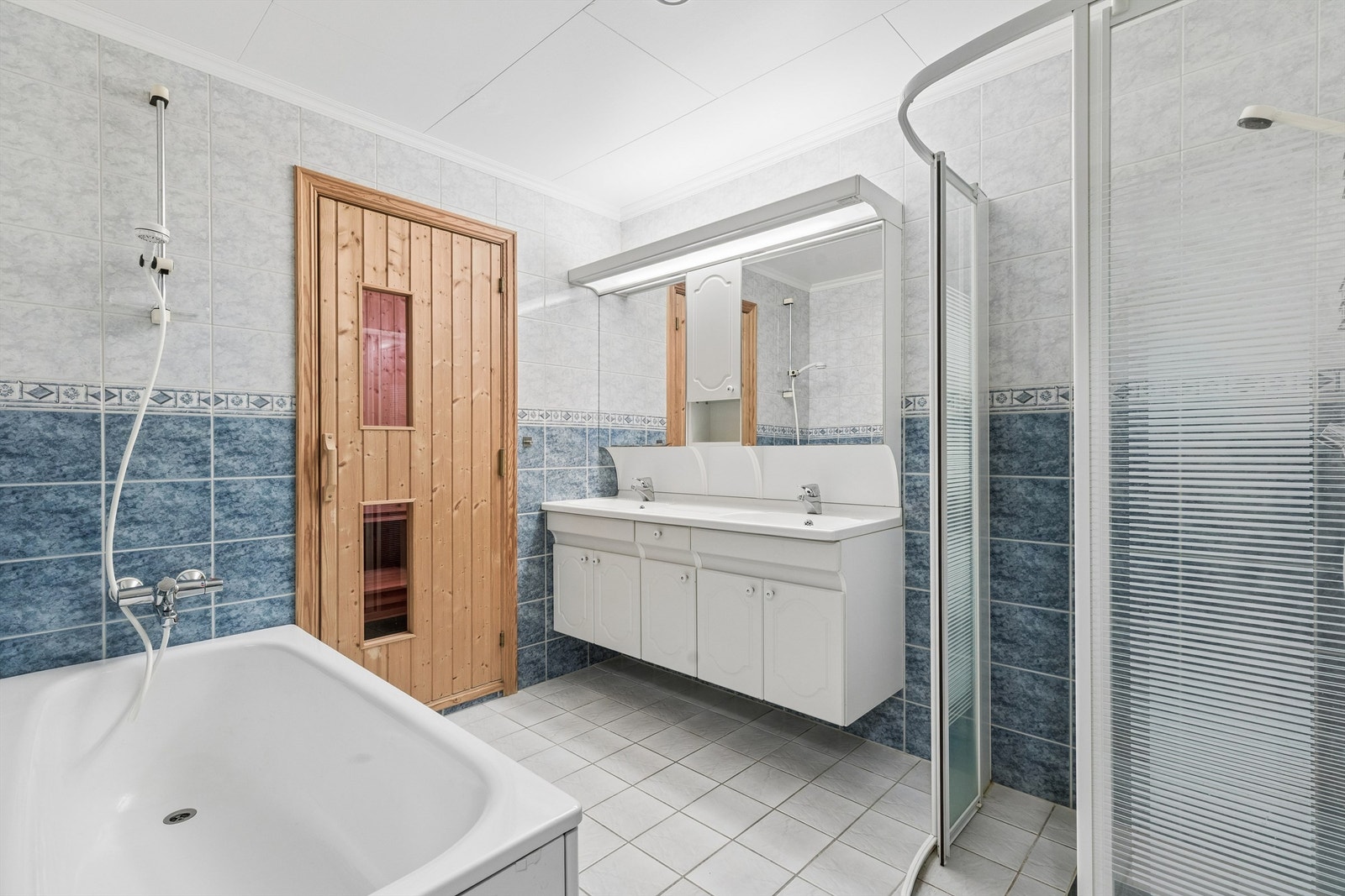 Badet har både badekar og direkte tilgang til egen badstue. Galleribilde