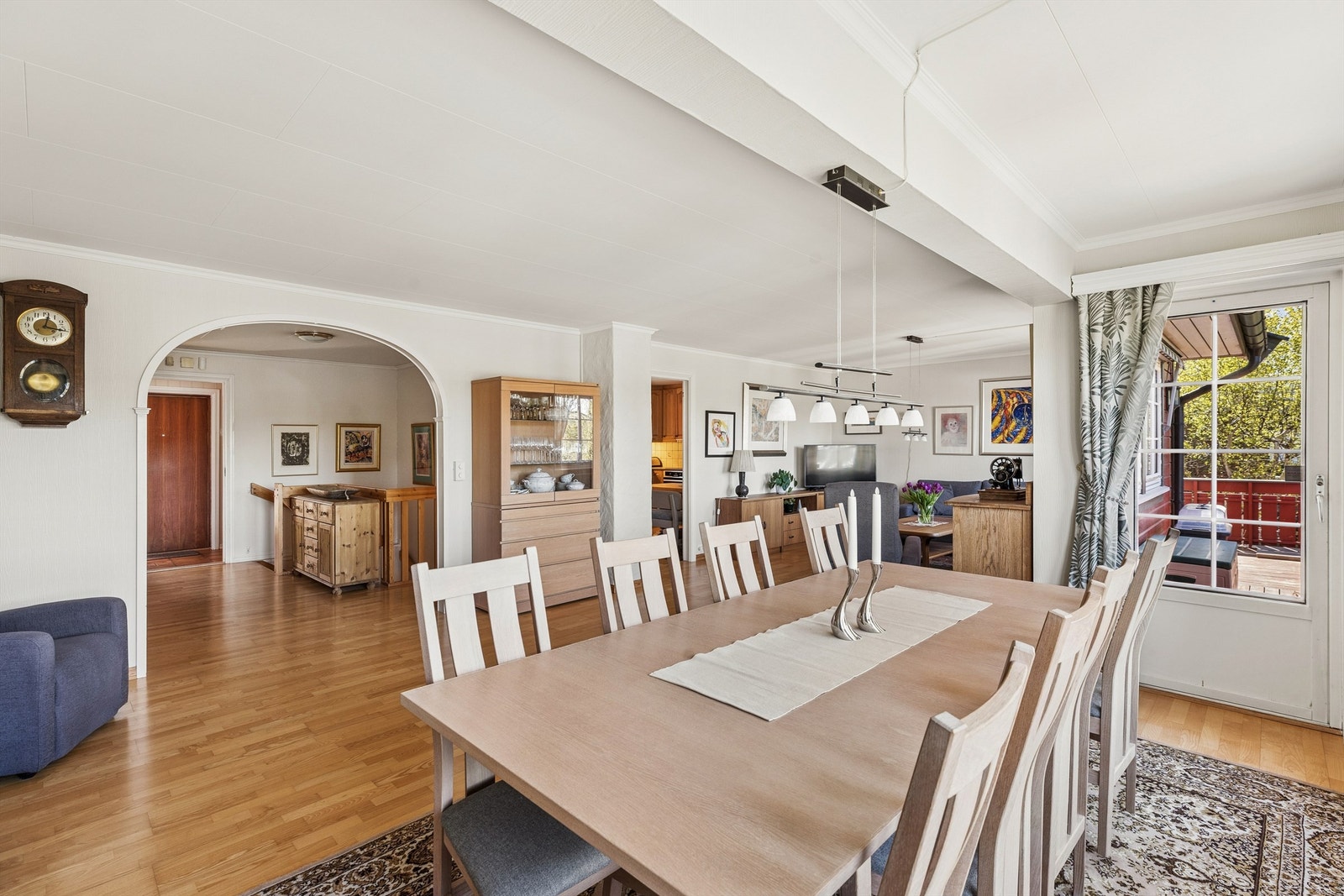 Fra spisestuen er det direkte utgang til en av boligens balkonger. Galleribilde