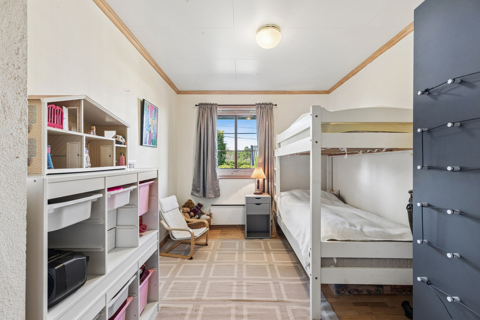 Perfekt som barnerom, med plass til både seng og lekeareal. Galleribilde