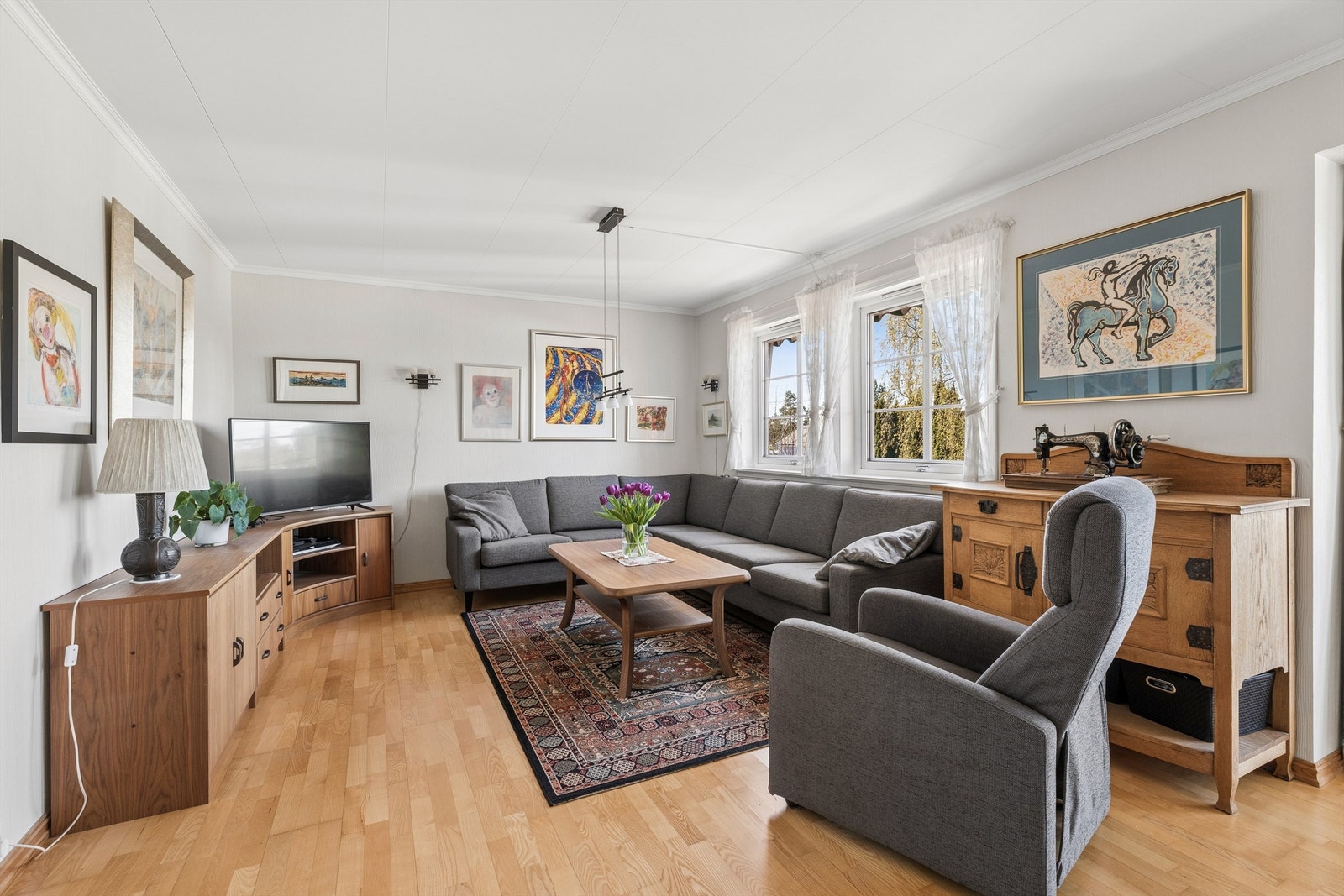 Stuen er romslig og lett å møblere, med plass til en stor sofagruppe. Galleribilde