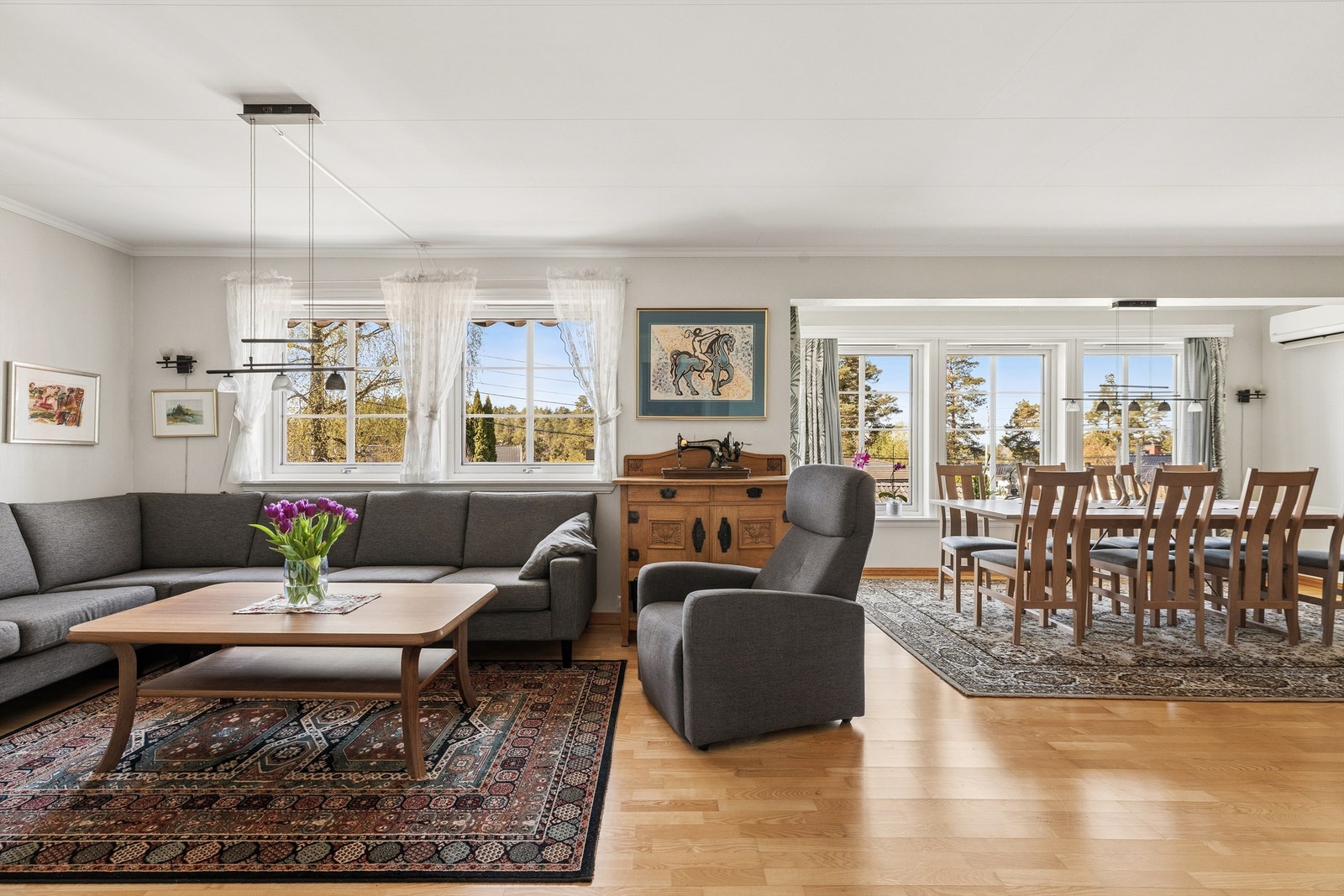 Stuen har god plass til både sofahjørne og en egen spisedel for større selskaper. Galleribilde