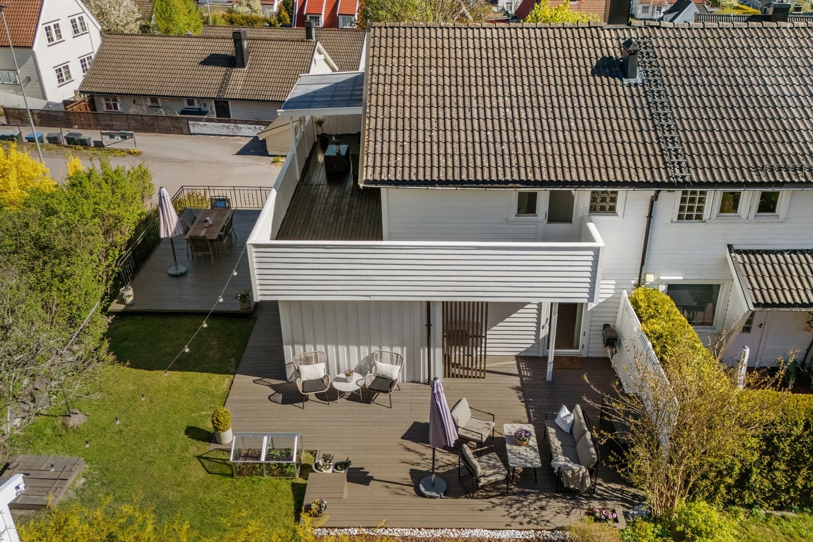 De ulike nivåene på uteplassene skaper definerte soner for avslapning og sosiale sammenkomster. Galleribilde