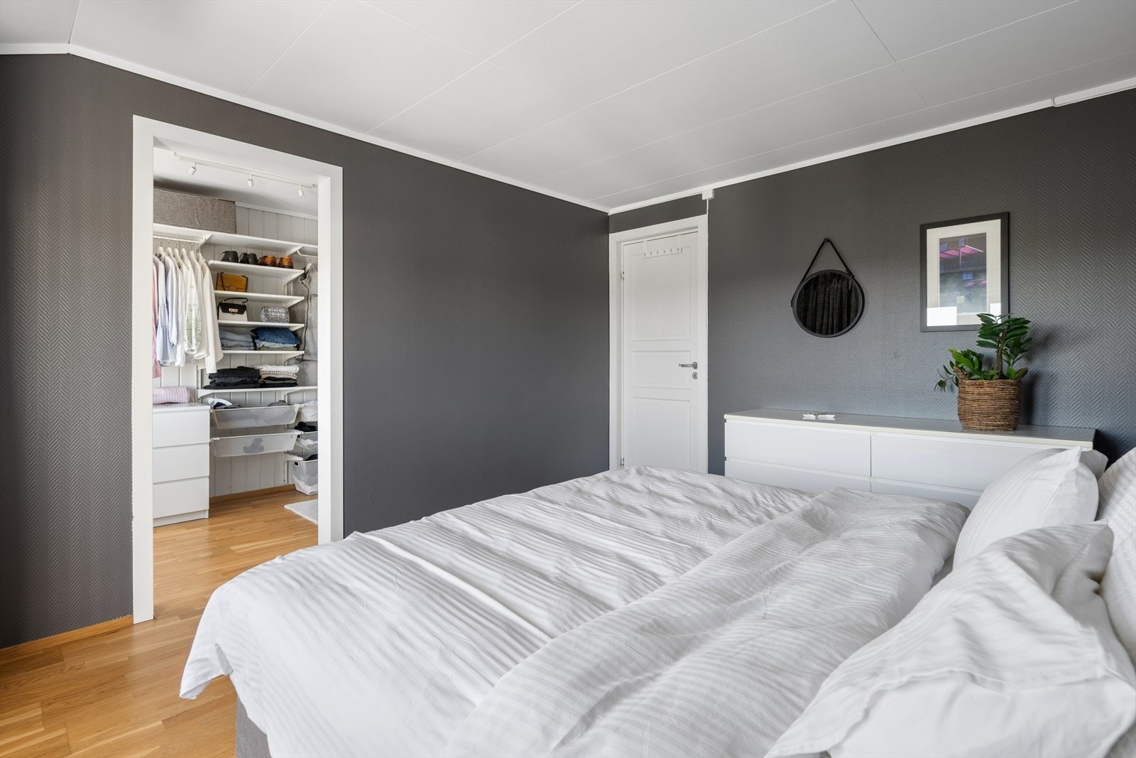 I tilknytning til hovedsoverommet ligger en romslig garderobe med god plass til oppbevaring. Galleribilde