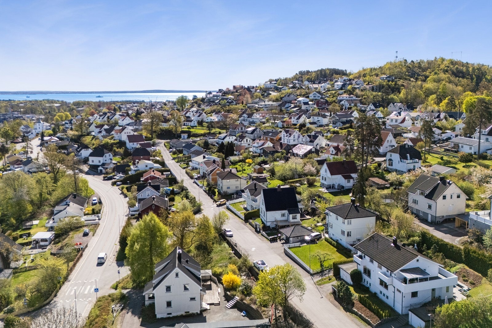 Eiendommen har en barnevennlig beliggenhet med gangavstand til både Lillås skole og Sentrum skole. Galleribilde