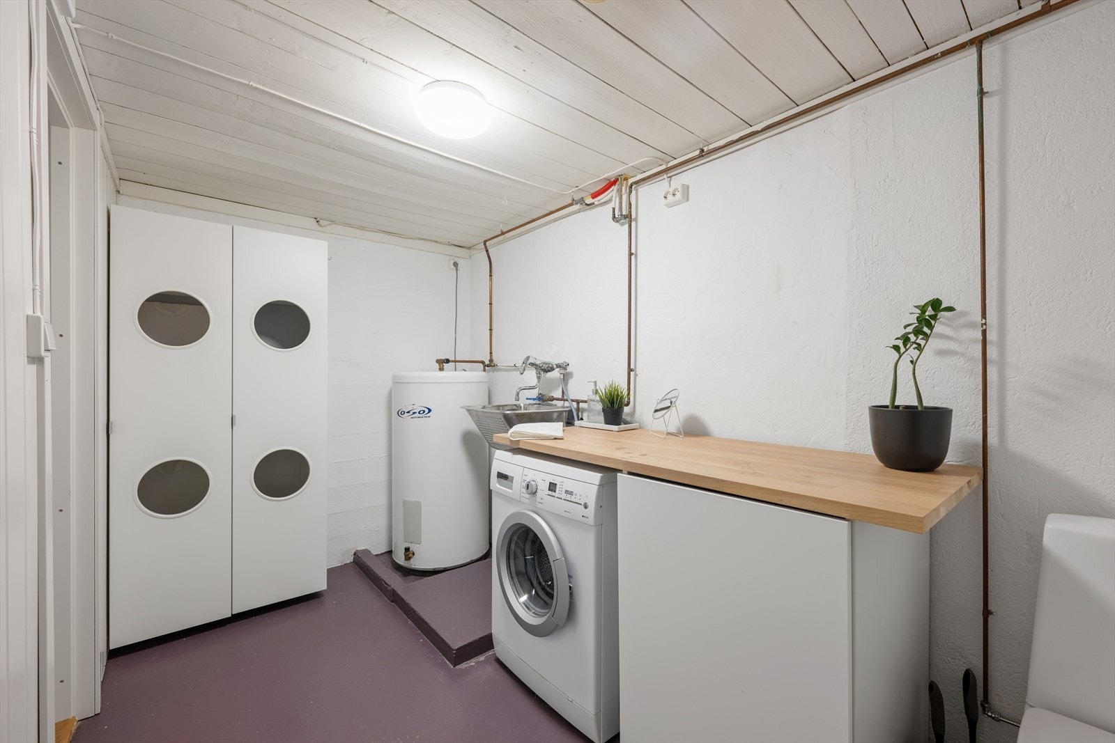 Varmtvannsberederen på ca. 200 liter fra 2001 er plassert på vaskerommet. Galleribilde