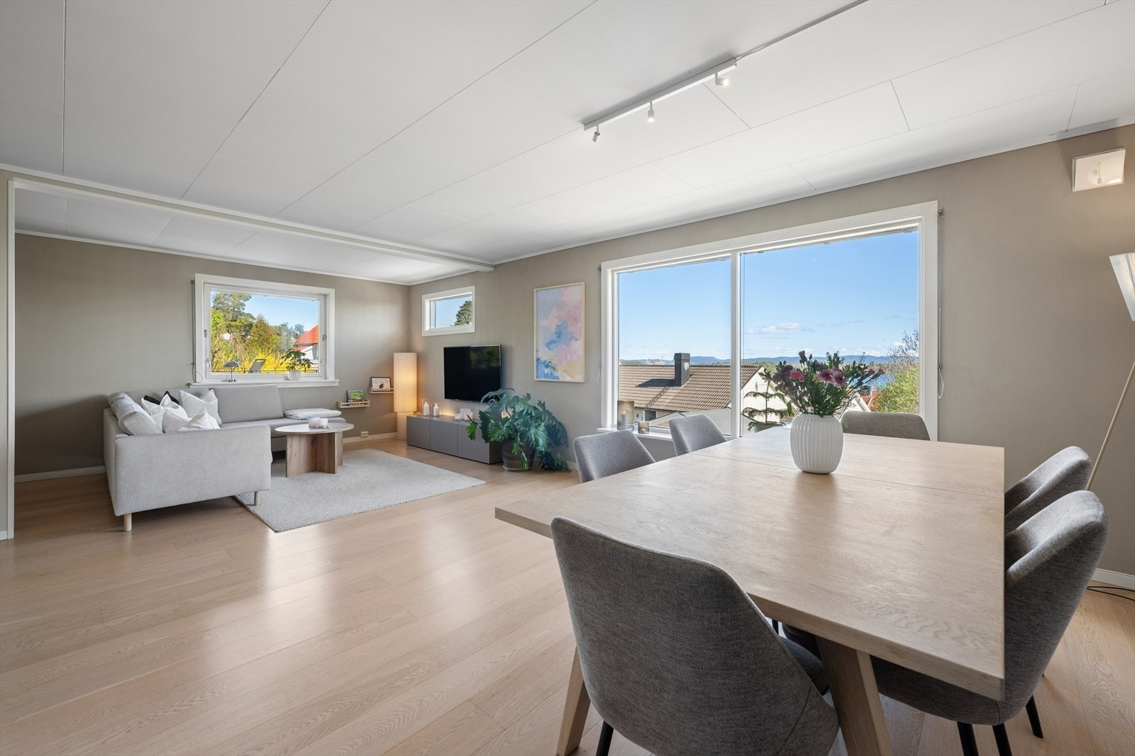 Første etasje har en åpen løsning mellom stue og kjøkken, med god plass til både sofagruppe og spisebord. Galleribilde