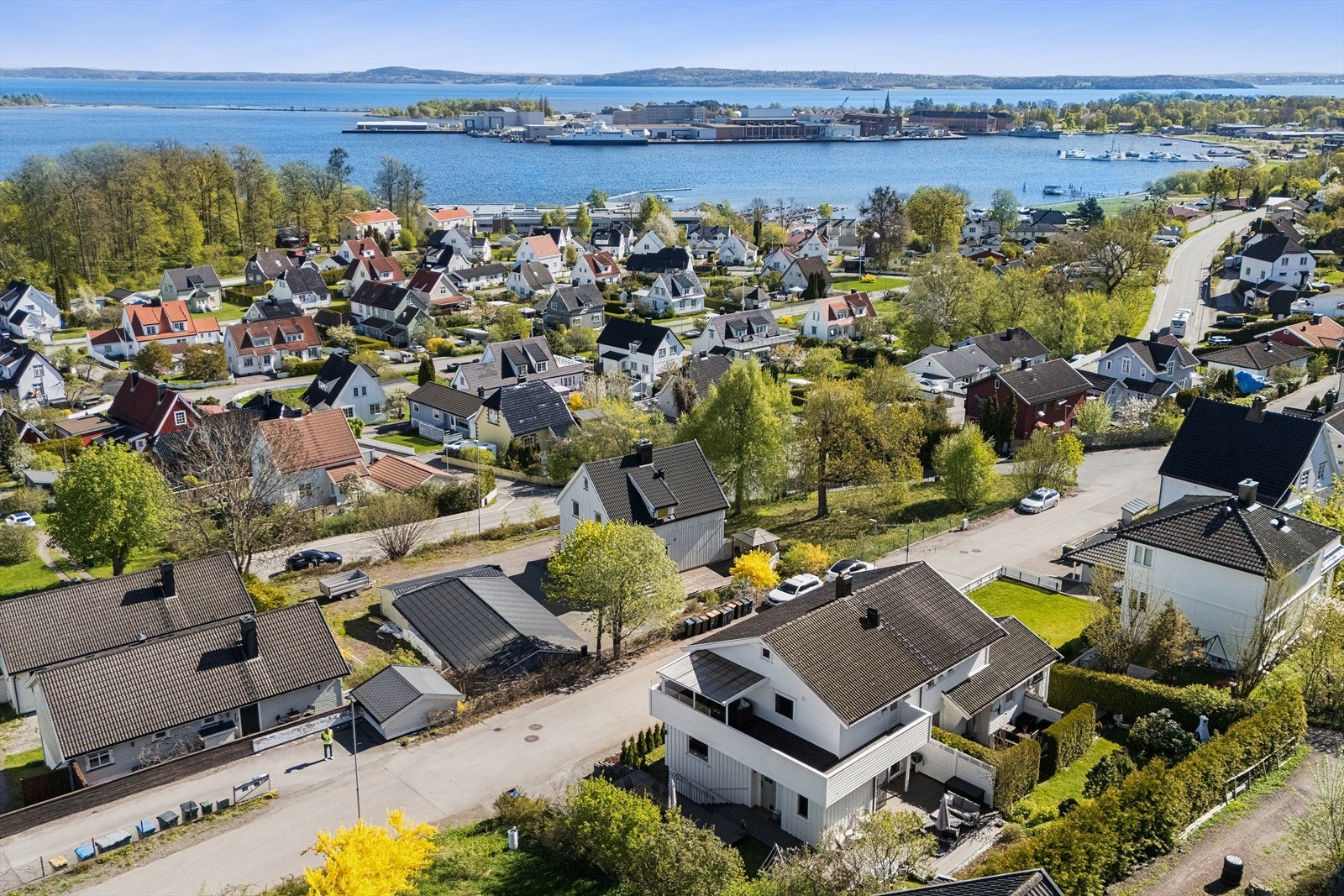 Eiendommen ligger sentralt til i et veletablert og rolig boligområde i Horten, med kort vei til fjorden Galleribilde