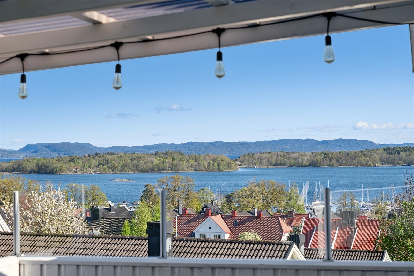 Utsikt mot fjorden og de grønne omgivelsene. Galleribilde