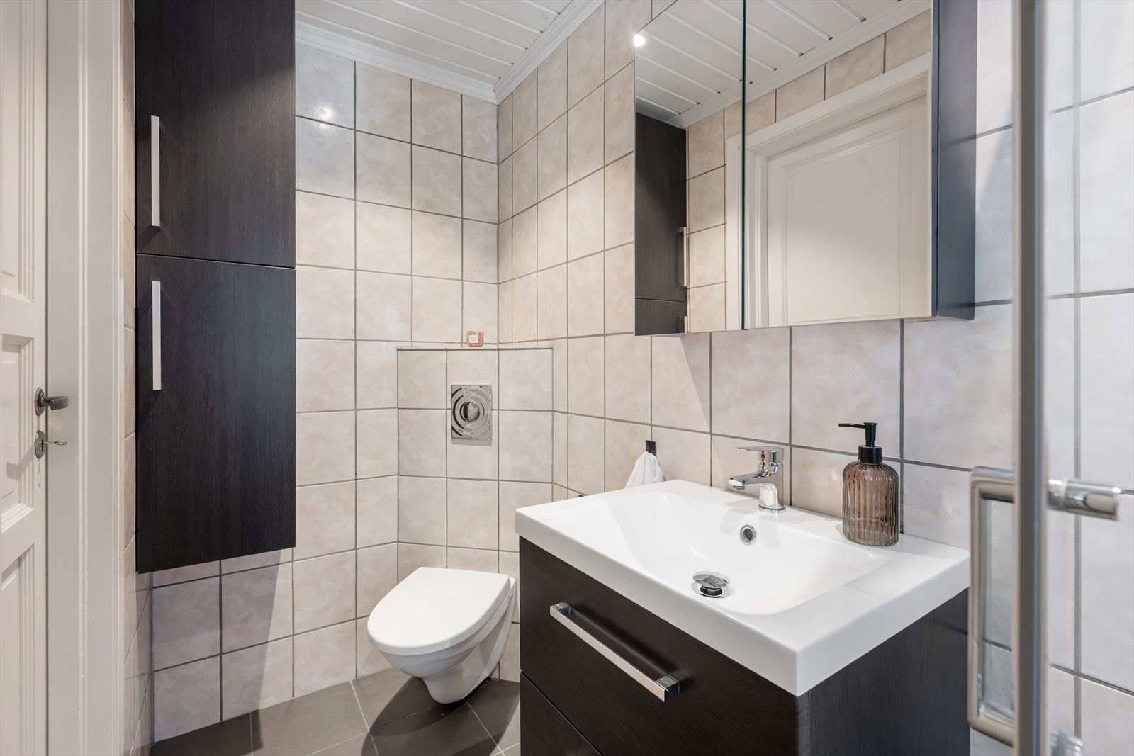 Badet har malt paneltak med innfelte downlights, og gulvet ble flislagt på nytt i 2021. Galleribilde