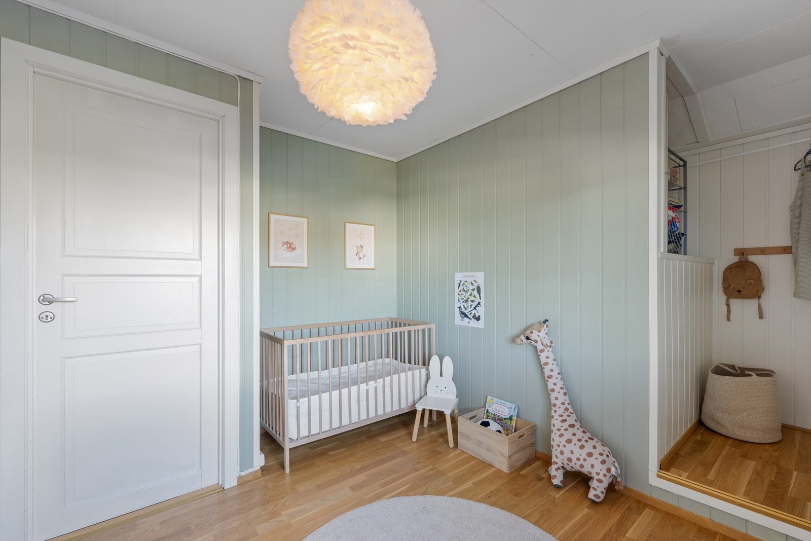 Rommet har vegger med trepanel, som gir en lun og hyggelig atmosfære. Galleribilde
